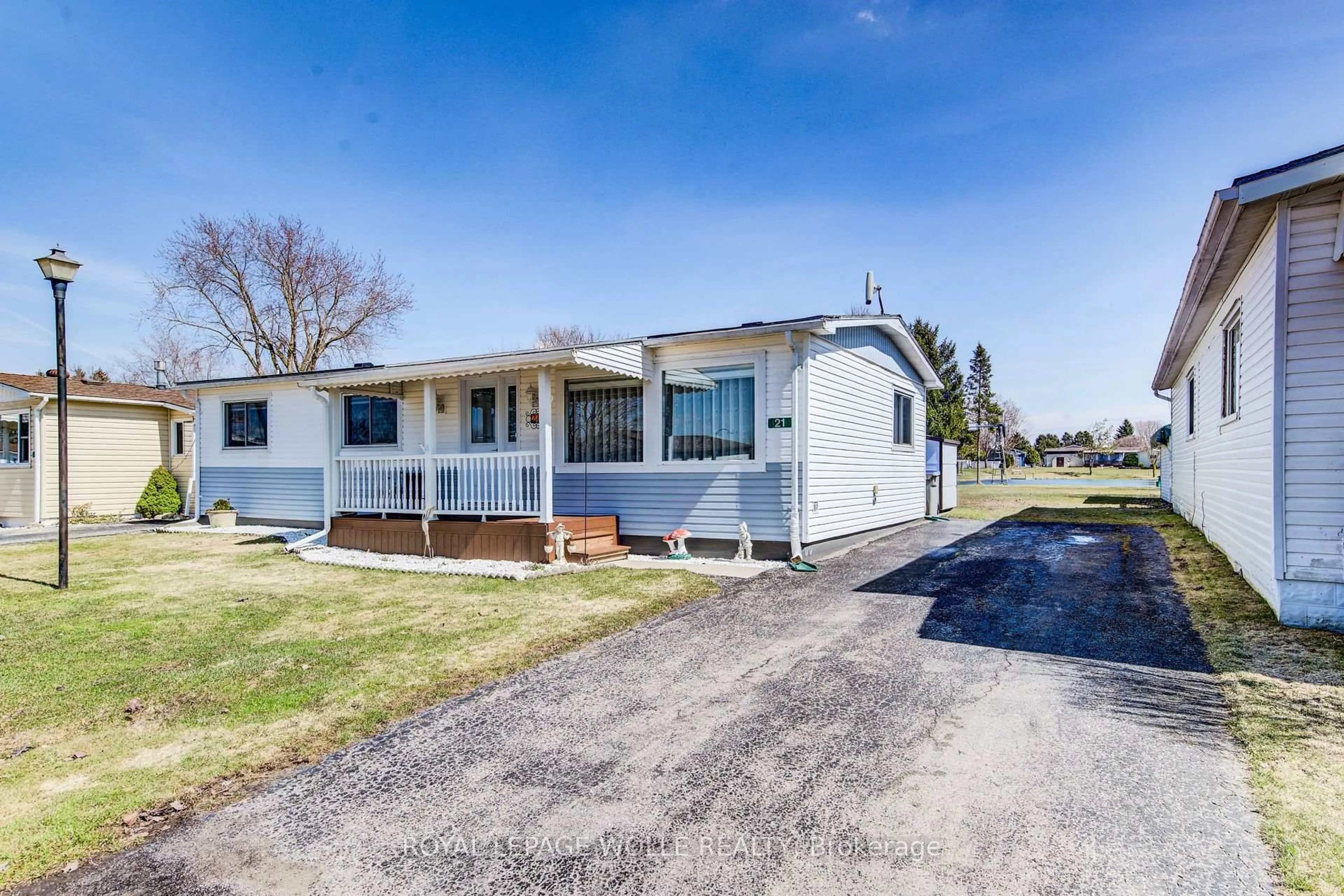 Home with vinyl exterior material, street for 21 Fairview Cres, North Perth Ontario N4W 3G8