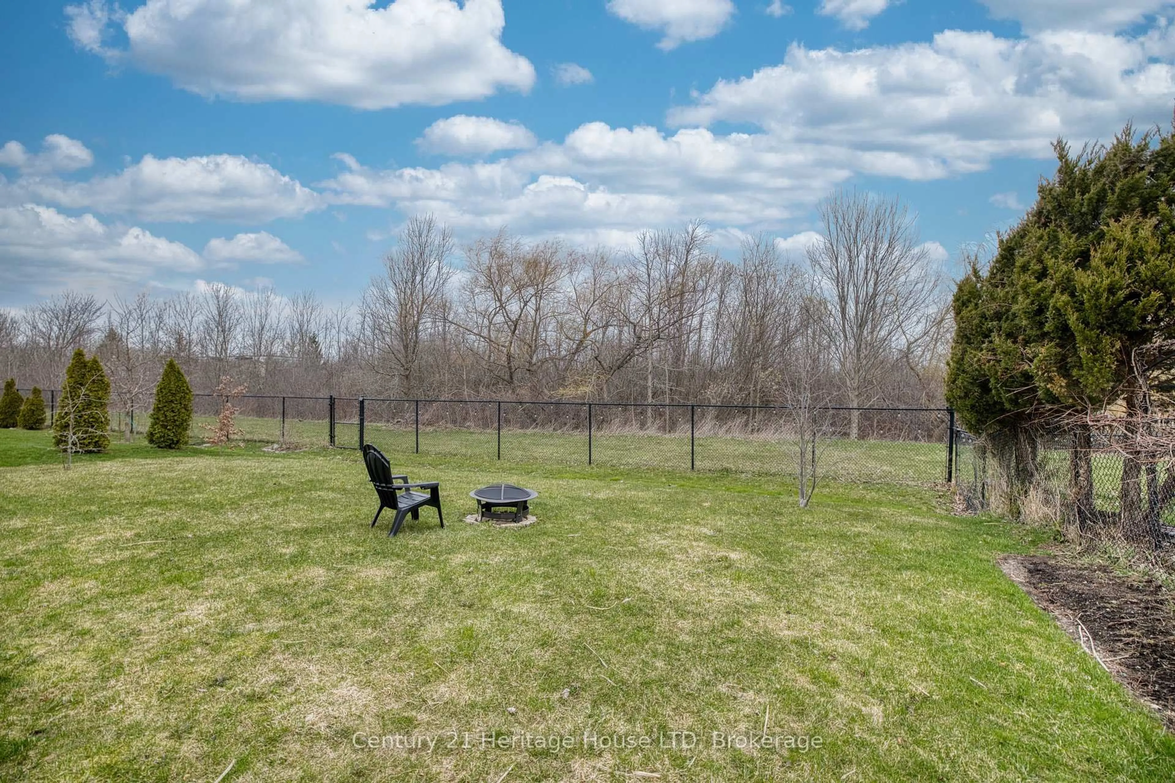 A pic from outside/outdoor area/front of a property/back of a property/a pic from drone, water/lake/river/ocean view for 710 Brian St, Fort Erie Ontario L2A 6W2