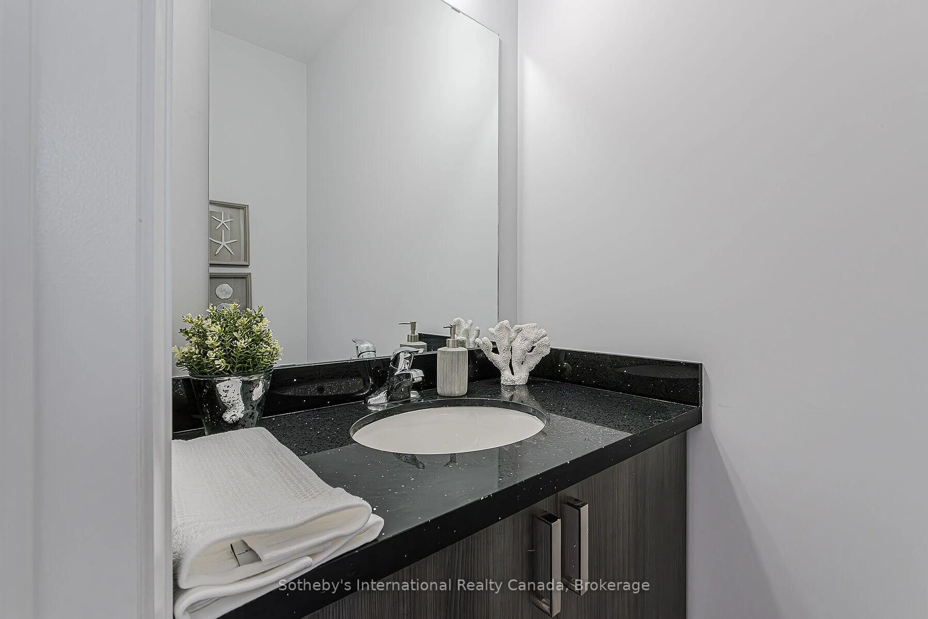 Standard bathroom, ceramic/tile floor for 550 Grey St #52, Brantford Ontario N3S 0C4