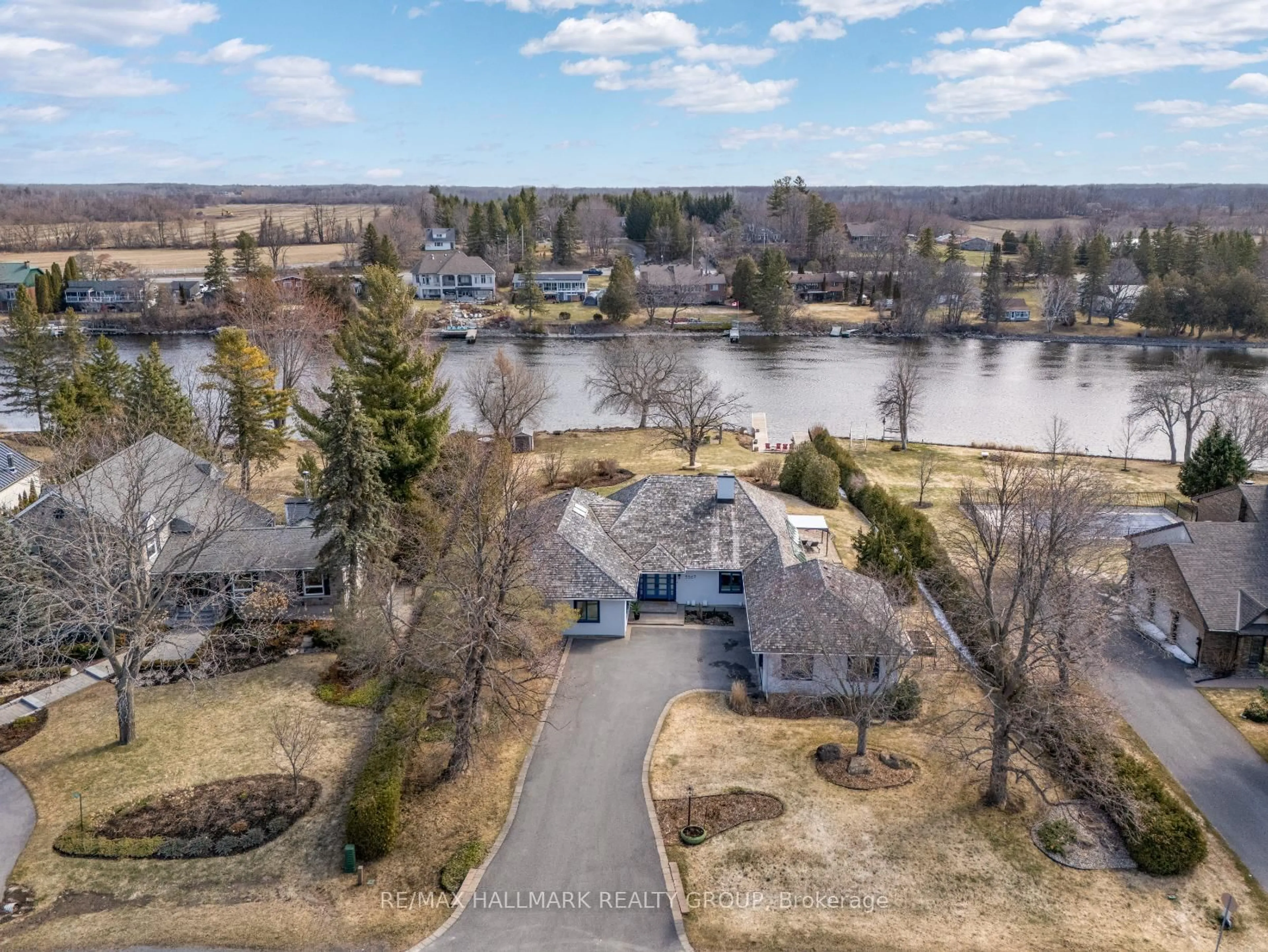 A pic from outside/outdoor area/front of a property/back of a property/a pic from drone, water/lake/river/ocean view for 5567 South Island Park Dr, Ottawa Ontario K4M 1J2