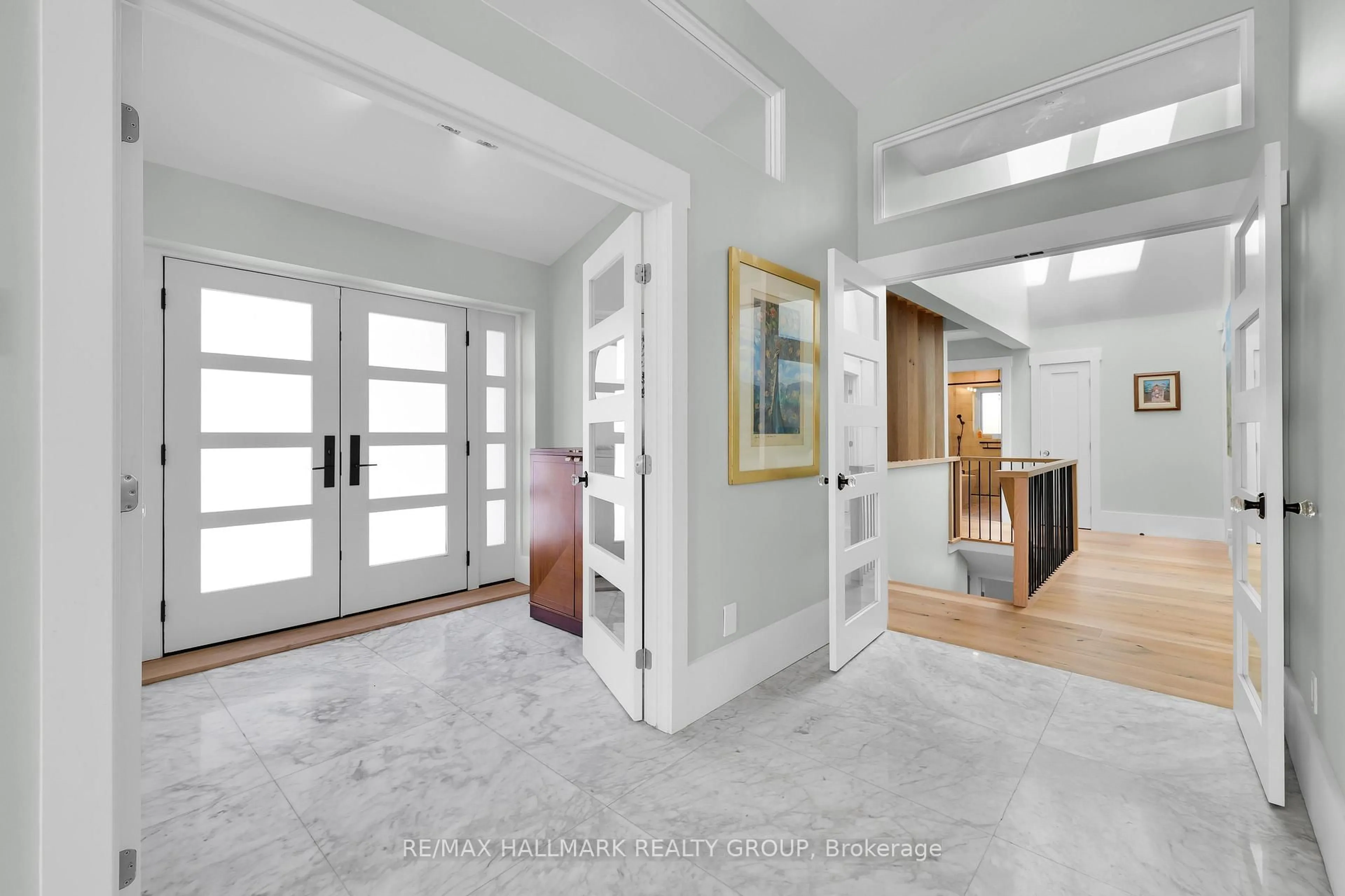 Indoor entryway for 5567 South Island Park Dr, Ottawa Ontario K4M 1J2