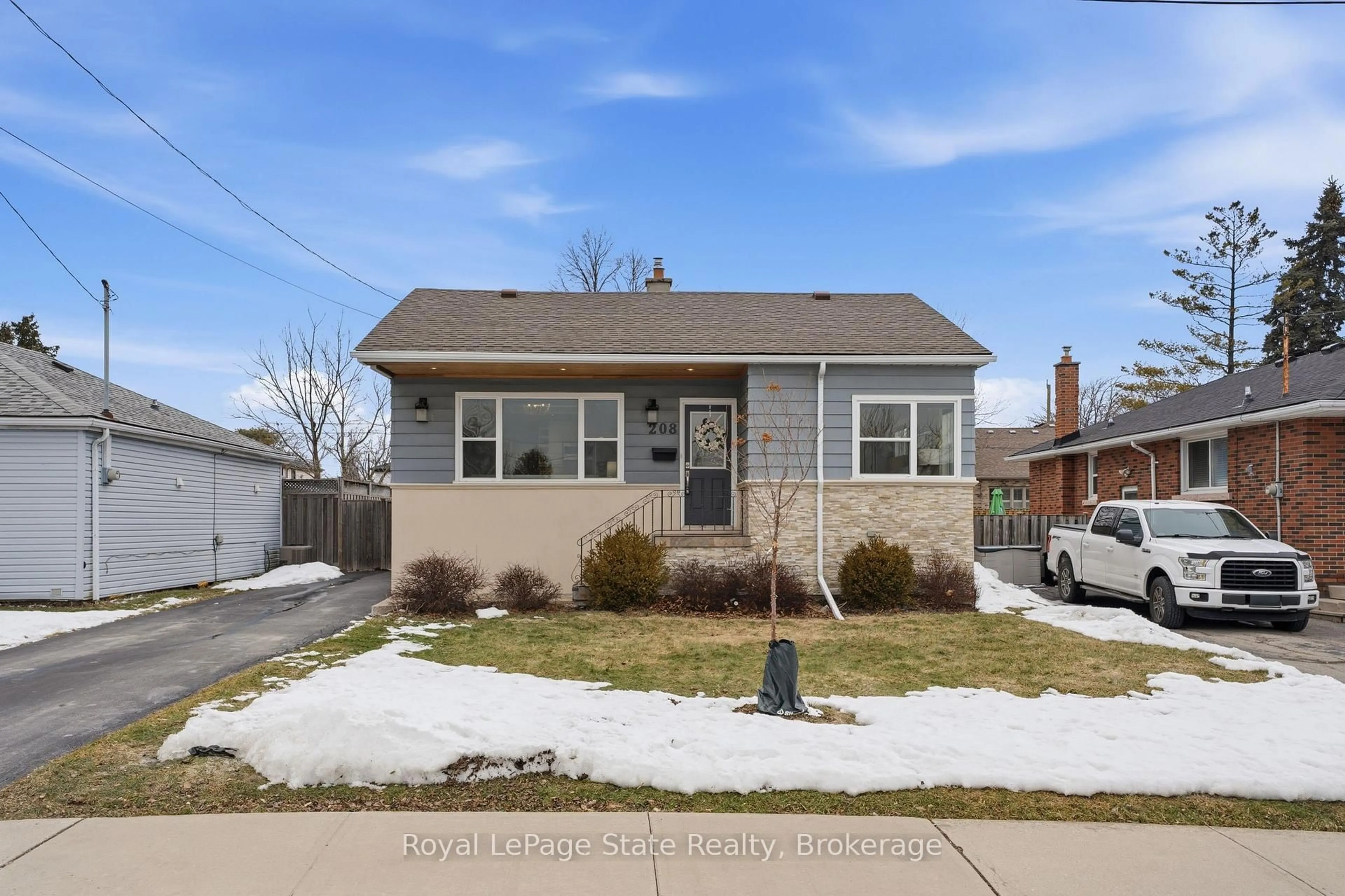 Home with brick exterior material, street for 208 East 44th St, Hamilton Ontario L8T 3H6