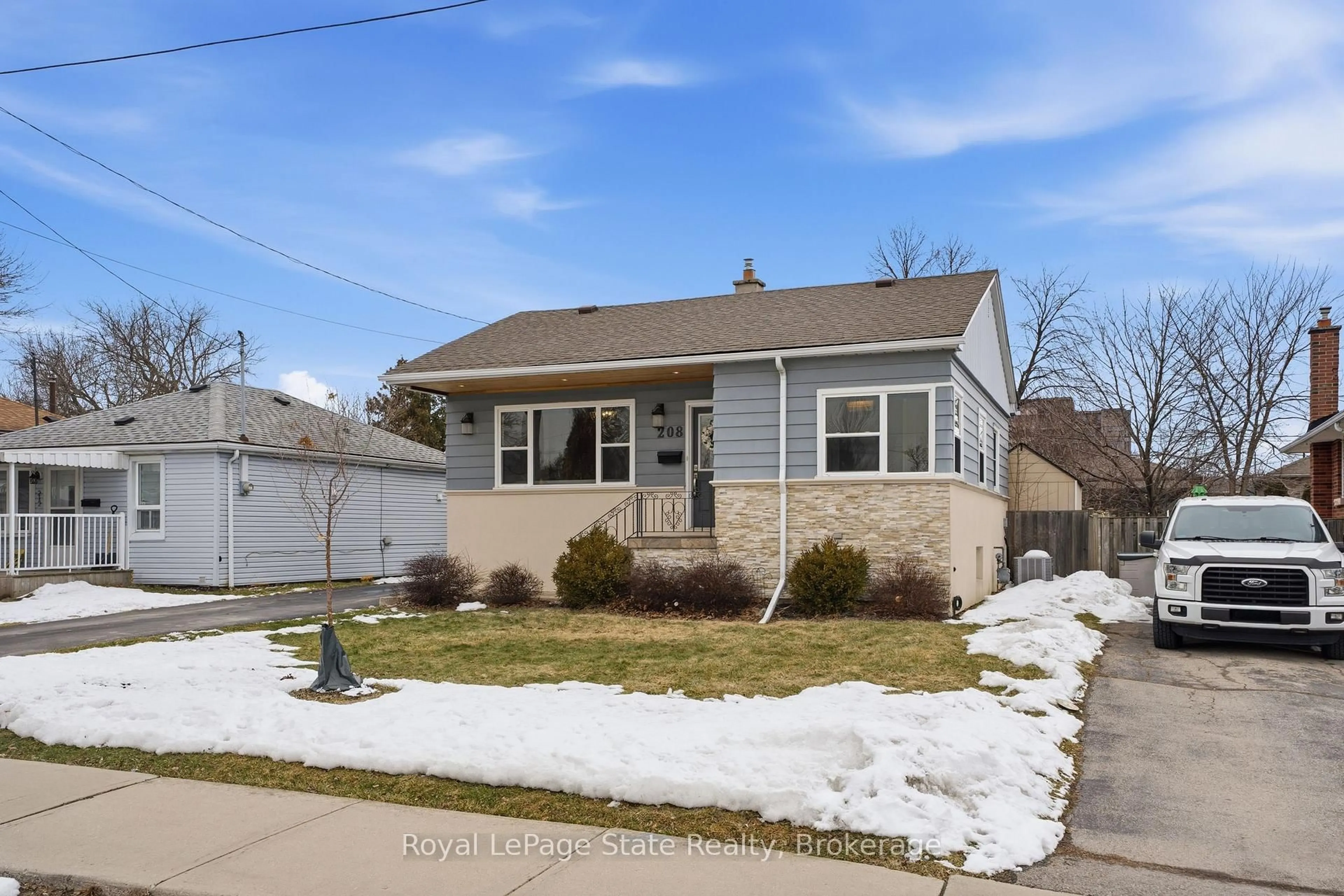 Home with vinyl exterior material, street for 208 East 44th St, Hamilton Ontario L8T 3H6