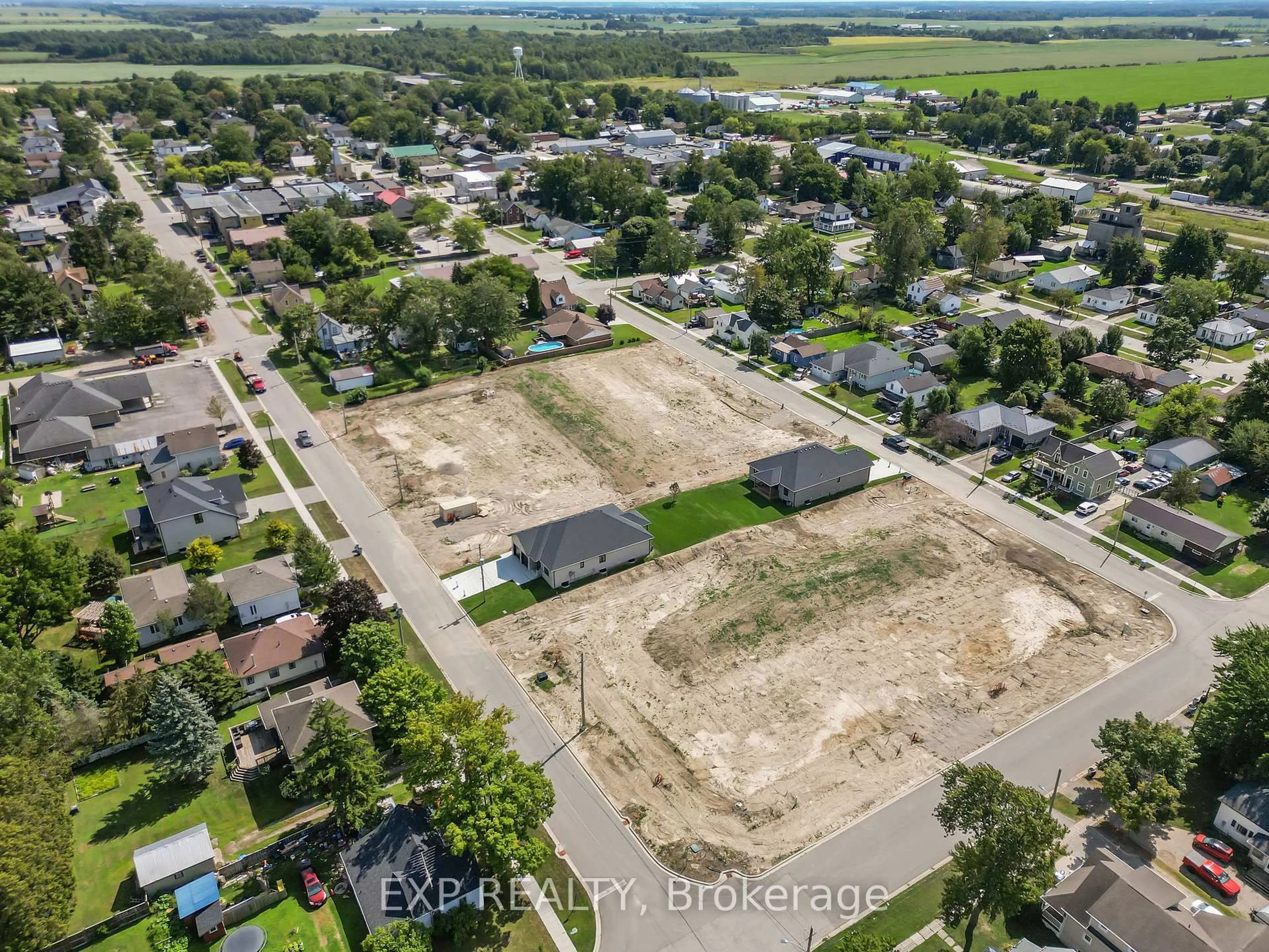 A pic from outside/outdoor area/front of a property/back of a property/a pic from drone, street for 409 Ontario St, Warwick Ontario N0M 2S0