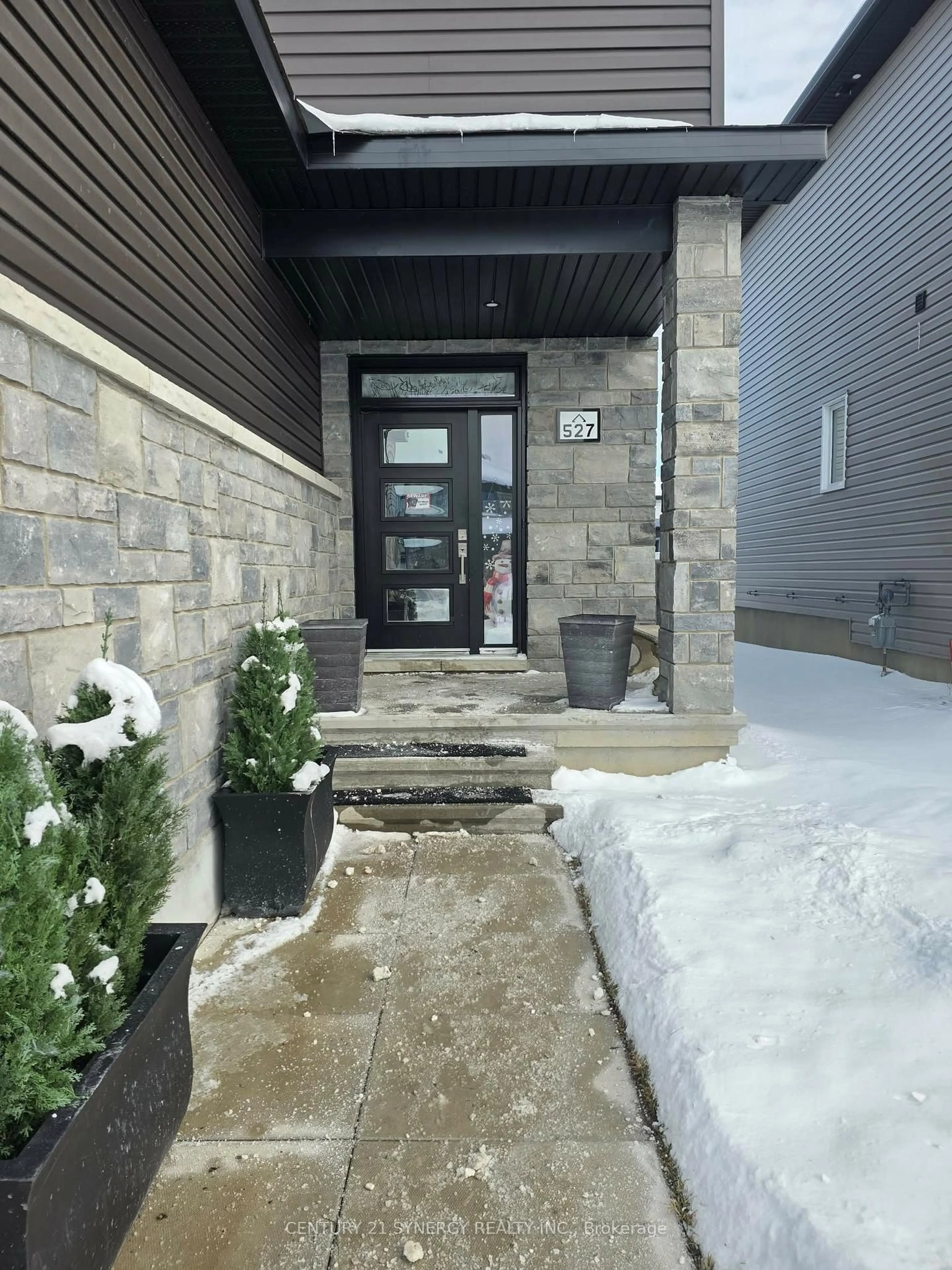 Indoor foyer for 527 Chambord St, Alfred and Plantagenet Ontario K0A 3K0
