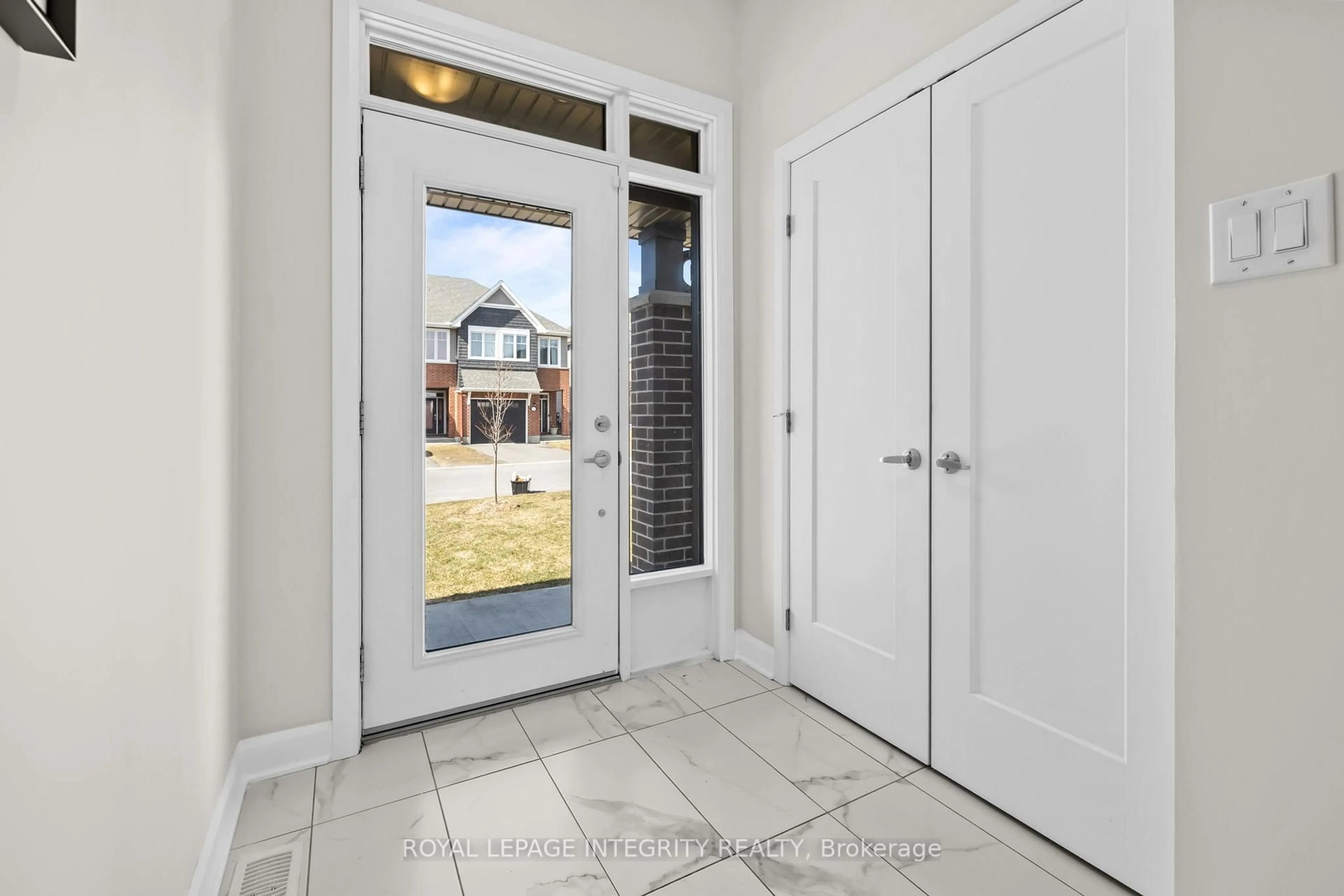 Indoor entryway for 133 Angelonia Cres, Ottawa Ontario K1T 0Y5