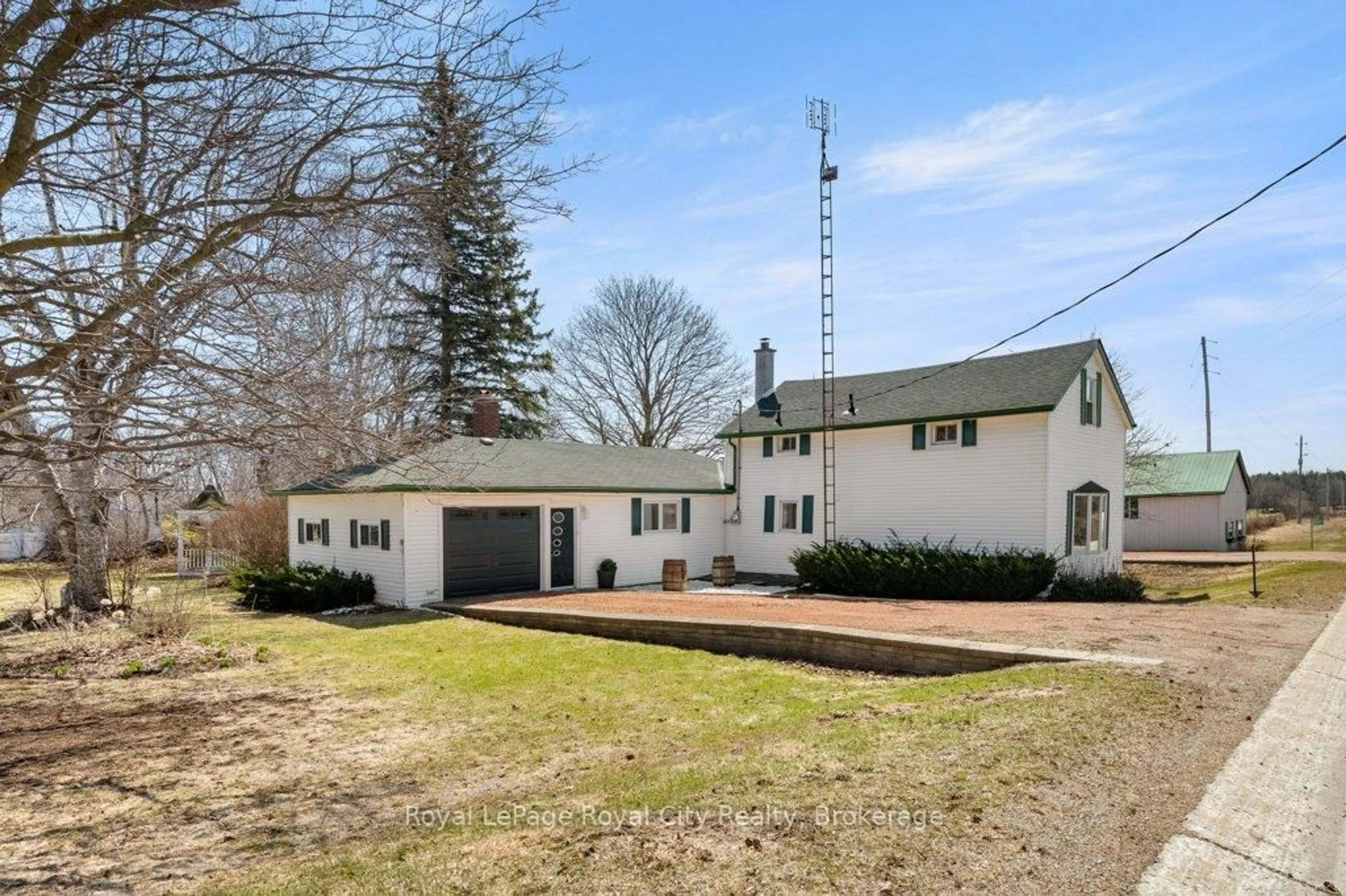 A pic from outside/outdoor area/front of a property/back of a property/a pic from drone, unknown for 8397 Wellington 22 Rd, Guelph/Eramosa Ontario N0B 2K0