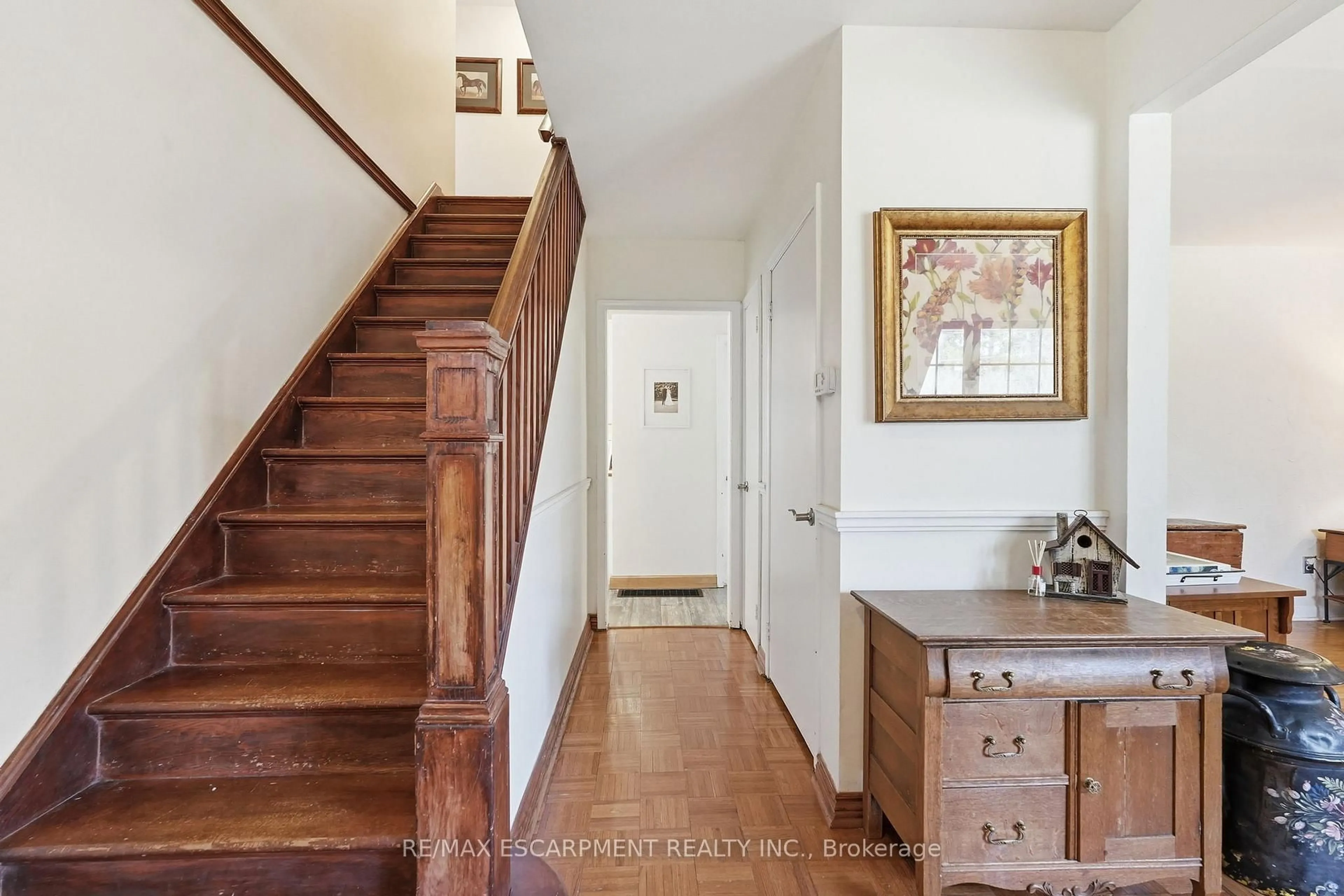 Indoor entryway for 222 Concession 11, Hamilton Ontario L8B 1H8