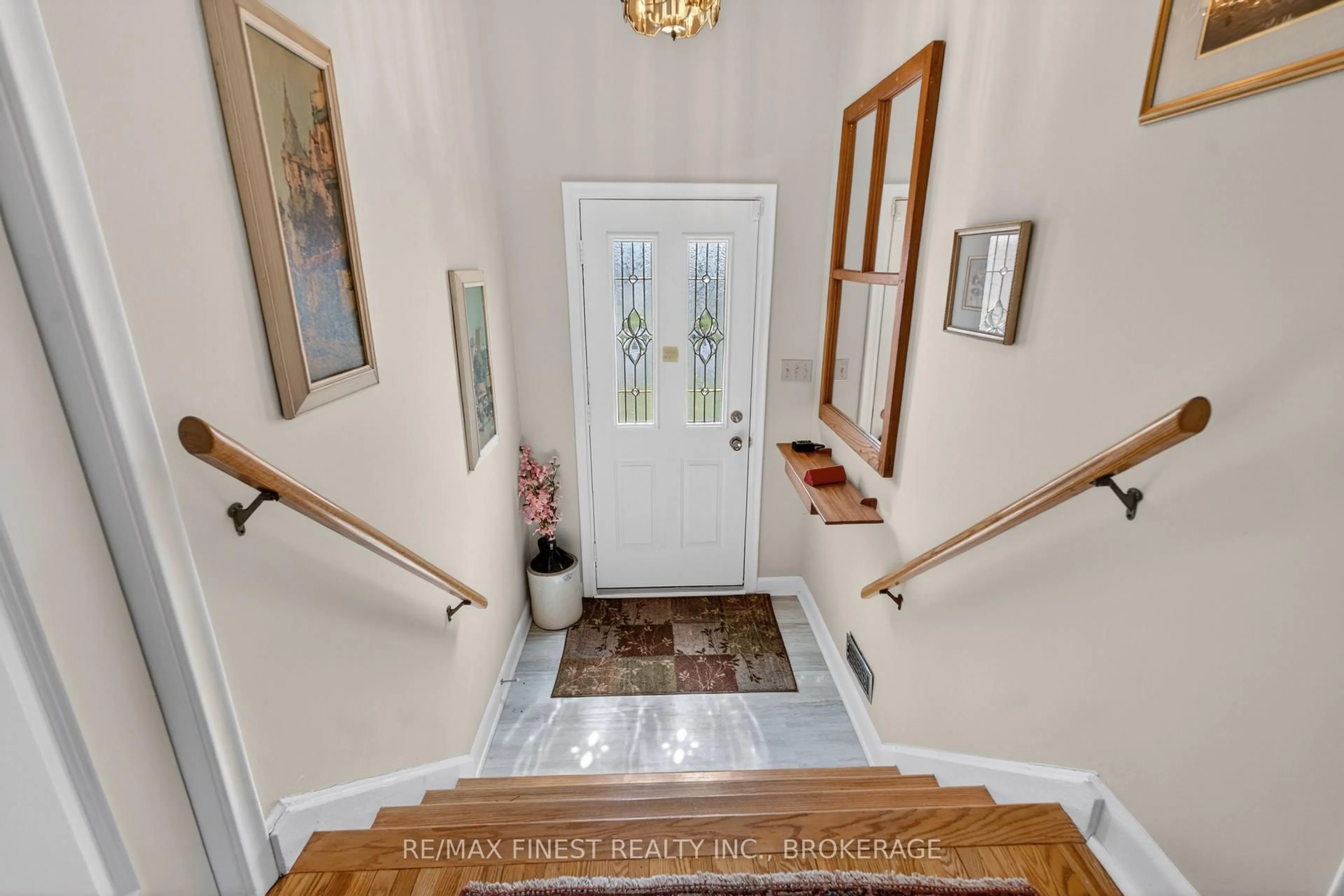 Indoor entryway for 4 Edgewood Rd, Bath Ontario K0H 1G0