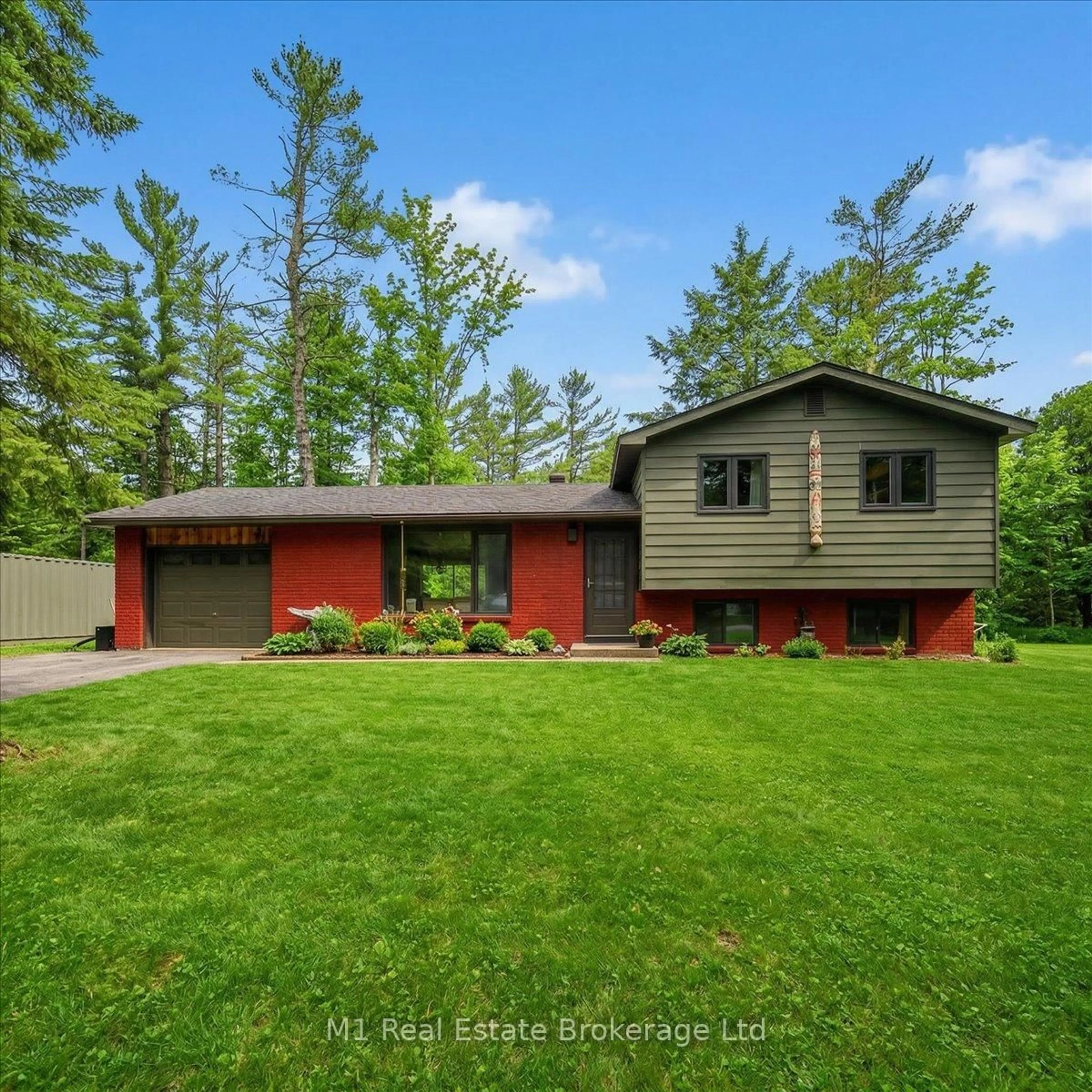 Home with vinyl exterior material, unknown for 1460 Peterson Rd, Bracebridge Ontario P1L 1X1