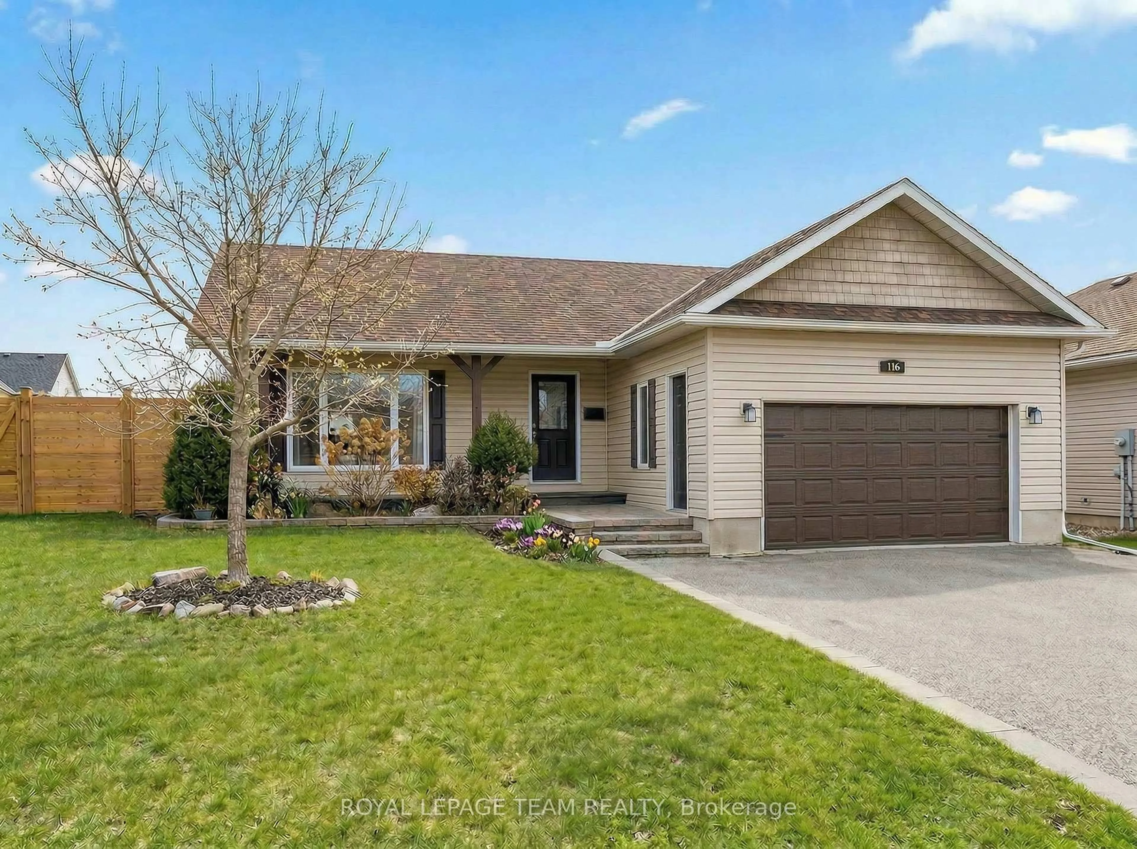 Home with vinyl exterior material, street for 116 Mclachlin St, Arnprior Ontario K7S 3Y5