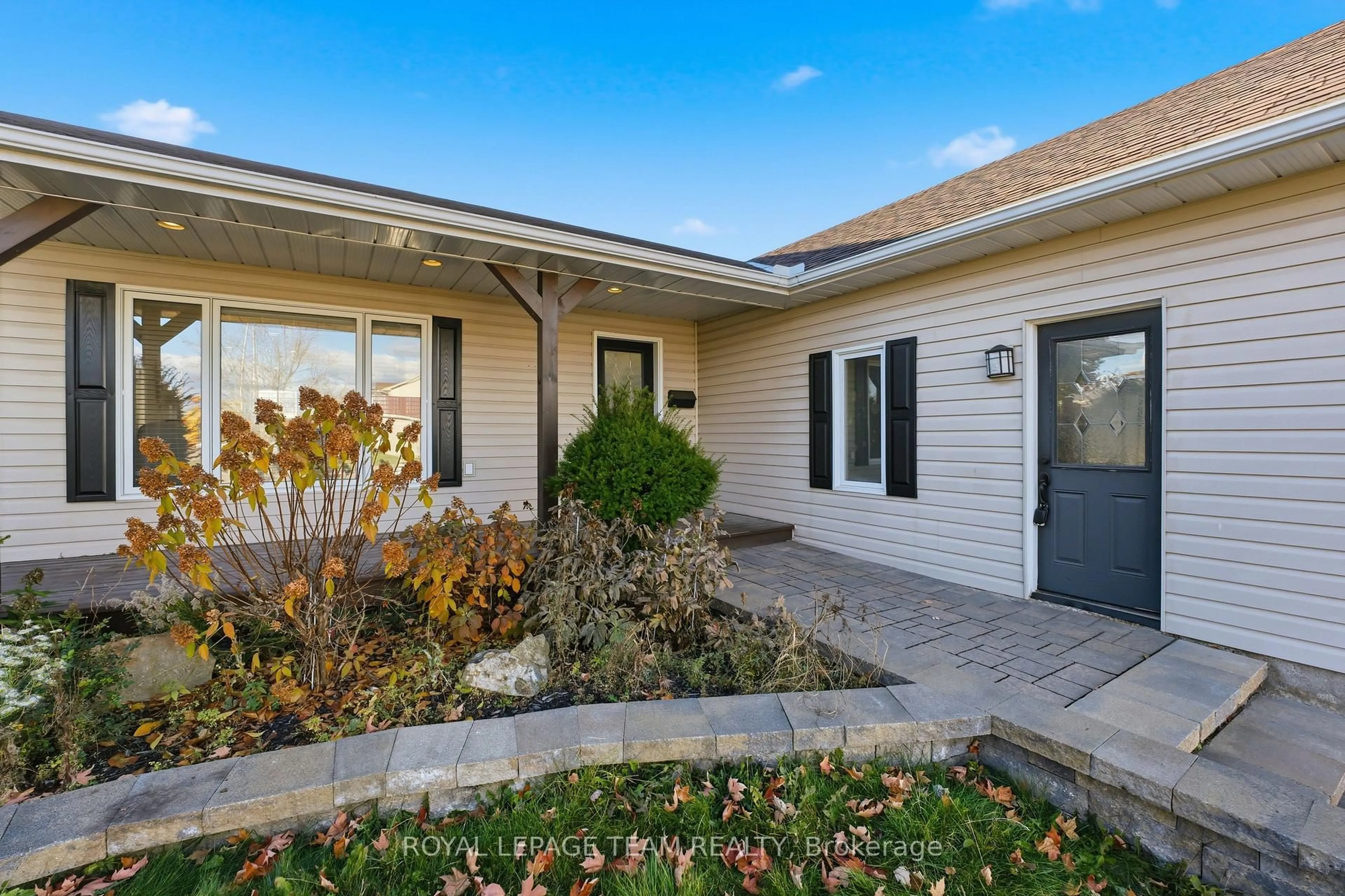 Home with vinyl exterior material, street for 116 Mclachlin St, Arnprior Ontario K7S 3Y5