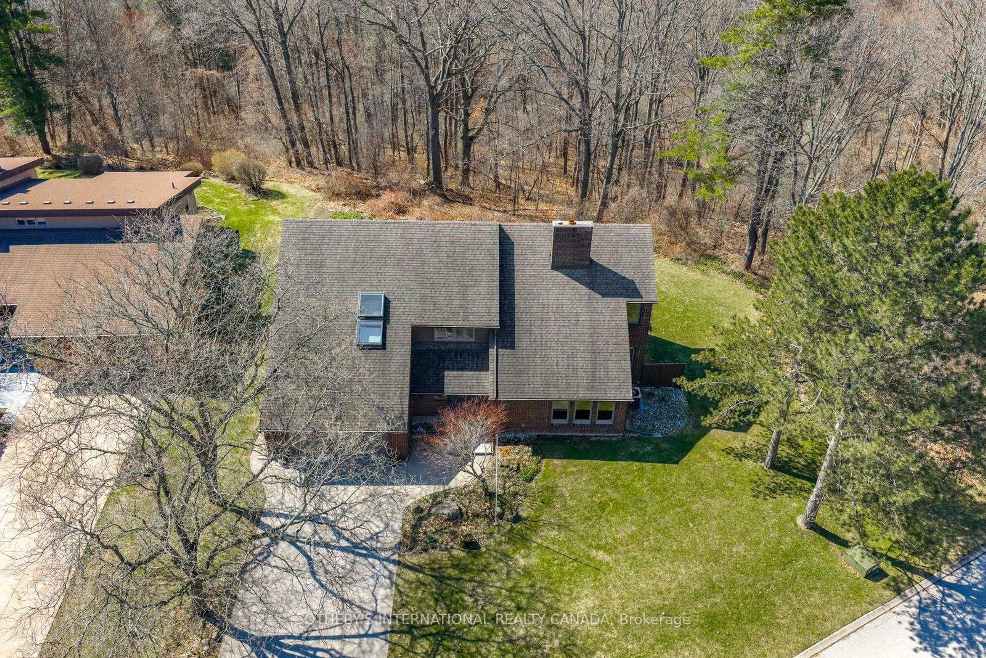 A pic from outside/outdoor area/front of a property/back of a property/a pic from drone, unknown for 20 Ridgeview Crt, Hamilton Ontario L9G 3X9