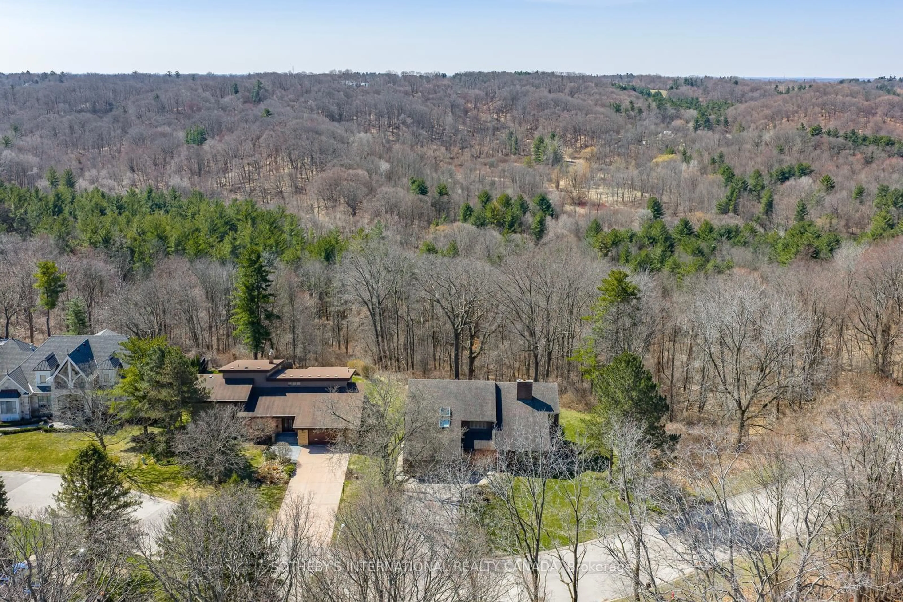 A pic from outside/outdoor area/front of a property/back of a property/a pic from drone, forest/trees view for 20 Ridgeview Crt, Hamilton Ontario L9G 3X9