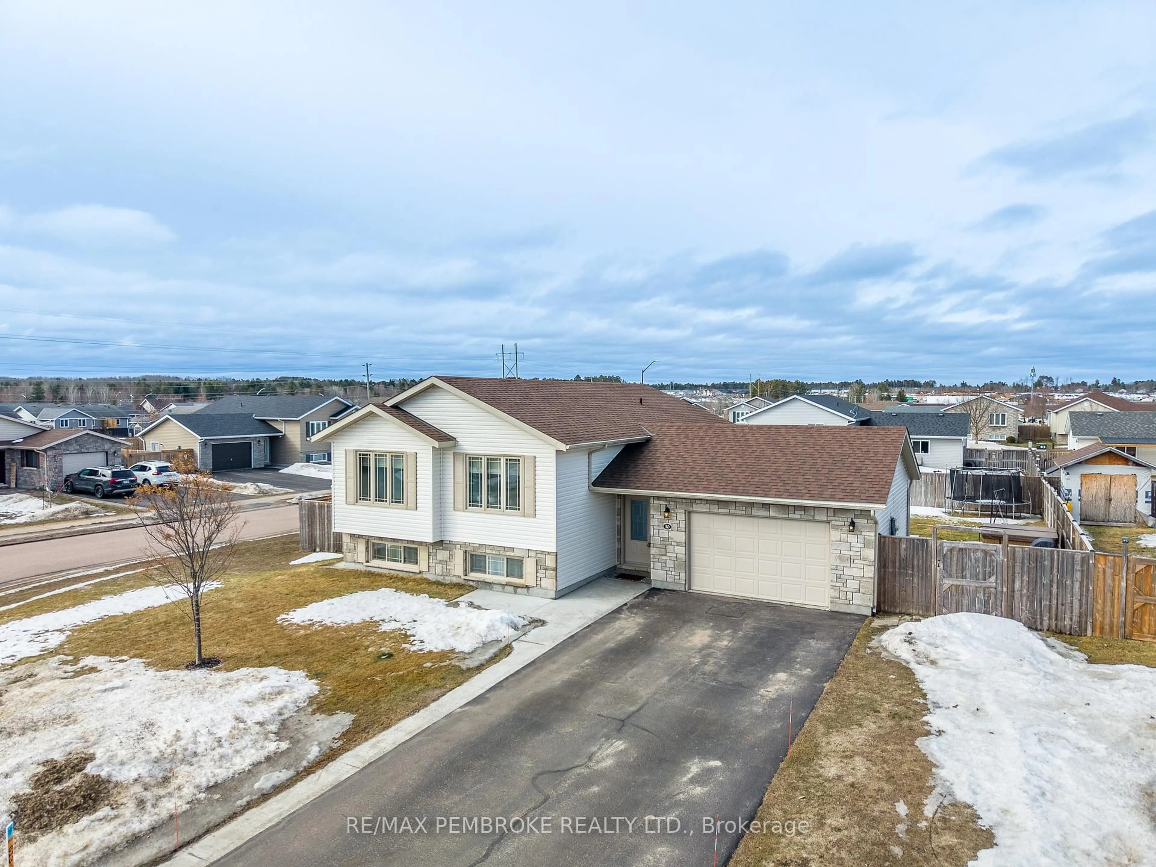 A pic from outside/outdoor area/front of a property/back of a property/a pic from drone, street for 10 Newport Dr, Petawawa Ontario K8H 0E1