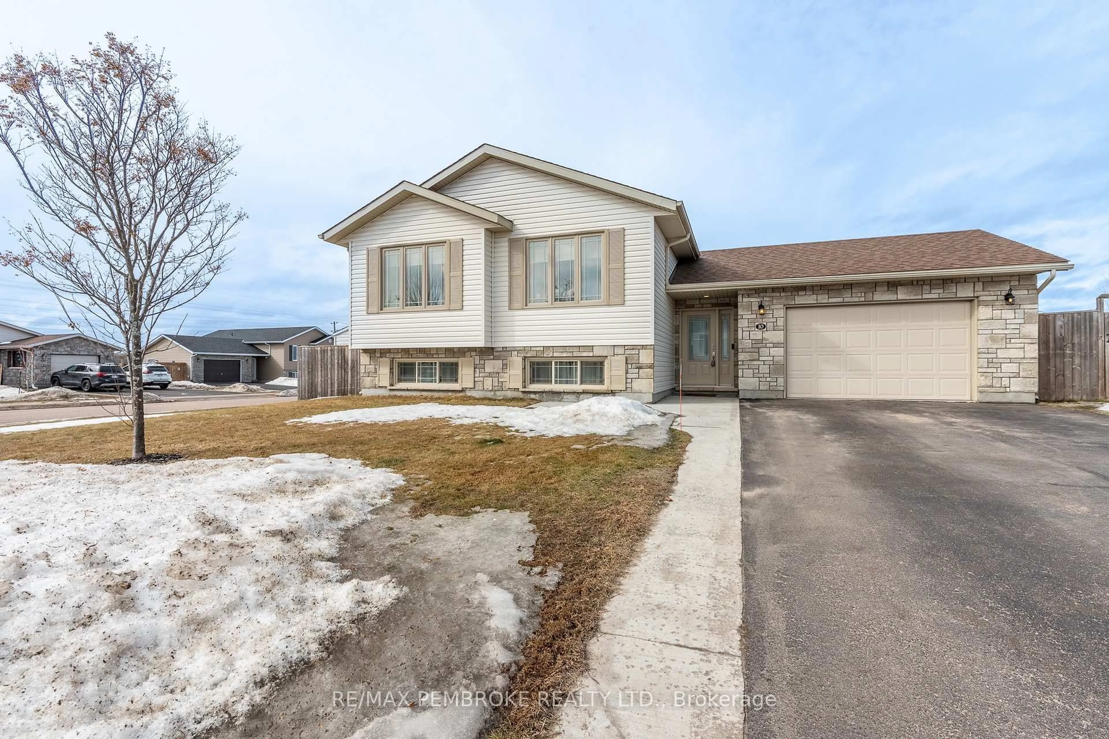 Home with vinyl exterior material, street for 10 Newport Dr, Petawawa Ontario K8H 0E1