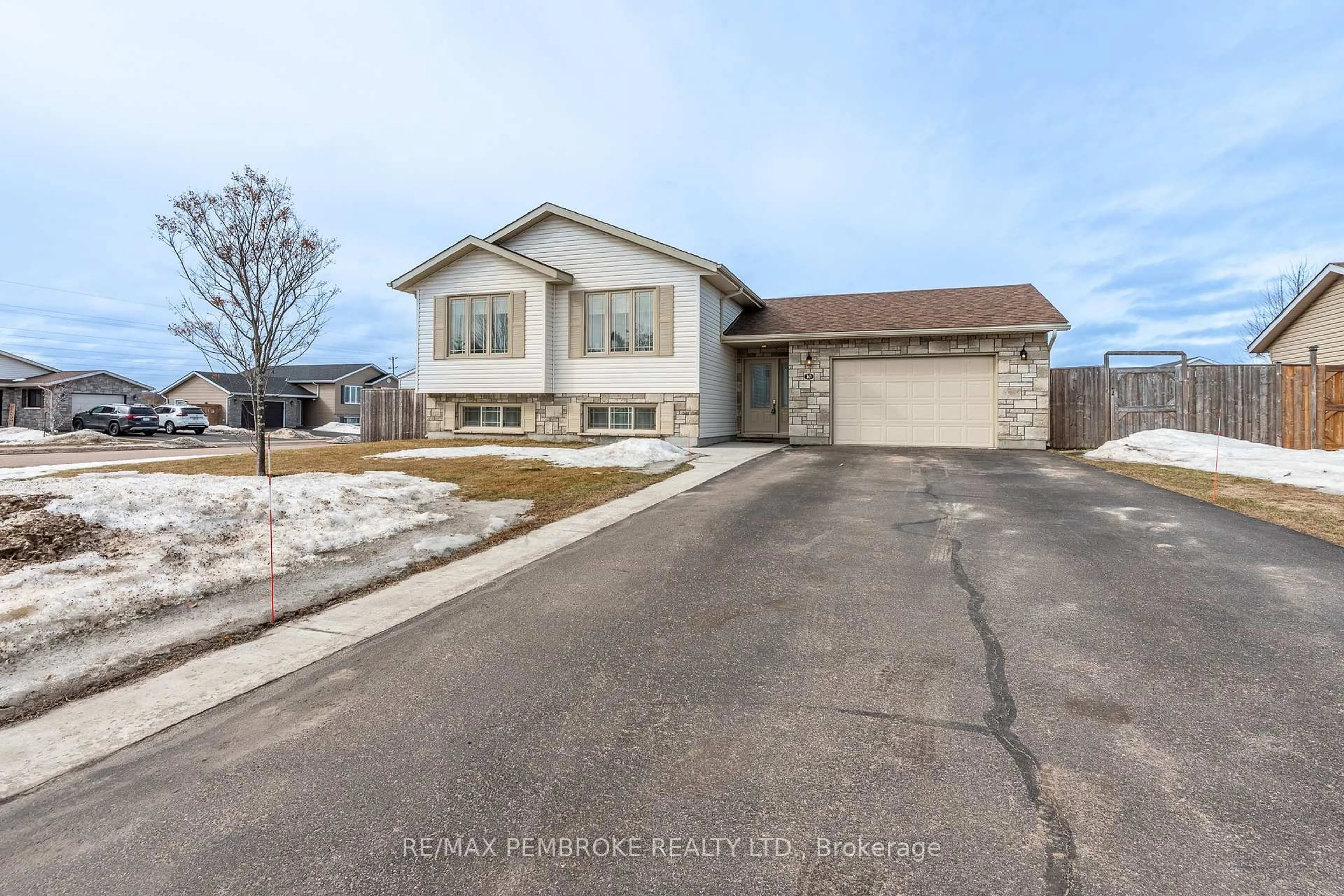 Unknown for 10 Newport Dr, Petawawa Ontario K8H 0E1