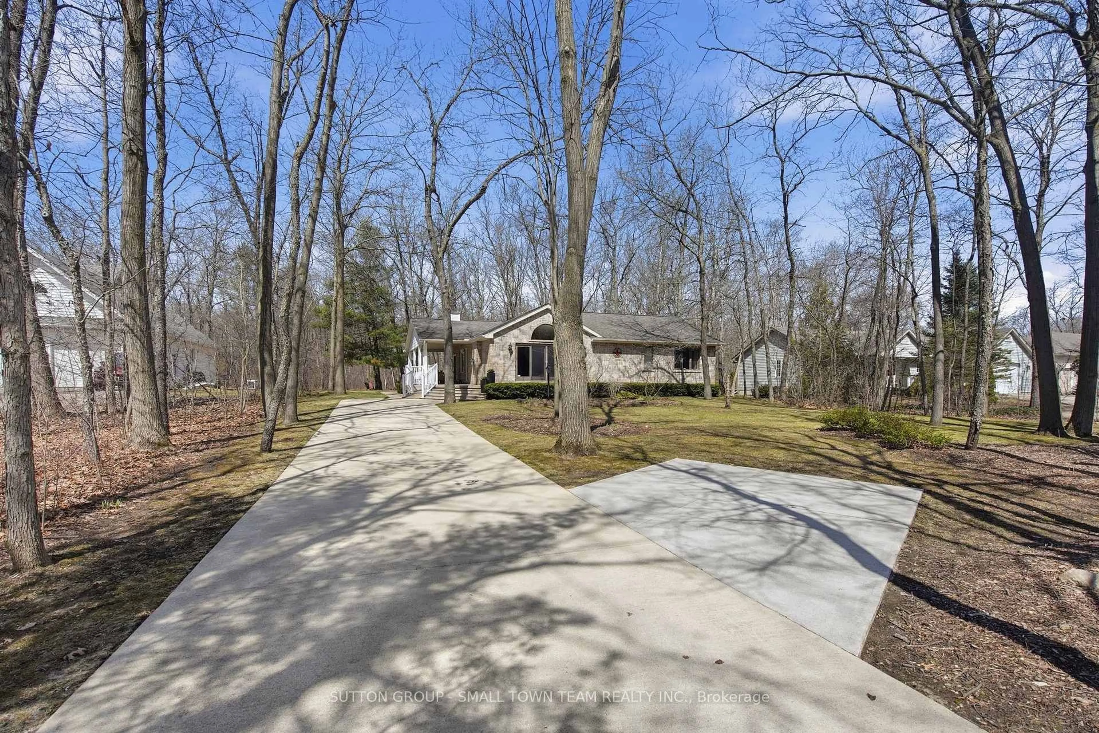 A pic from outside/outdoor area/front of a property/back of a property/a pic from drone, street for 8816 Timberwood Tr, Lambton Shores Ontario N0M 1T0