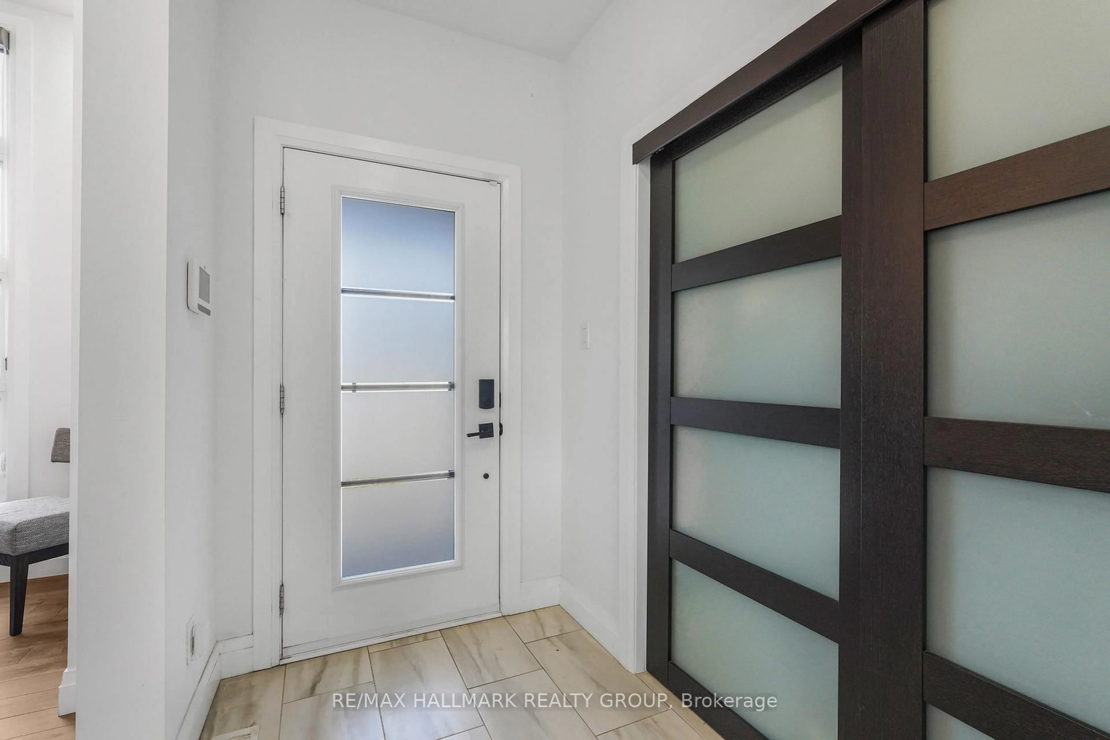 Indoor entryway for 1069 Diamond St, Clarence-Rockland Ontario K4K 1P6