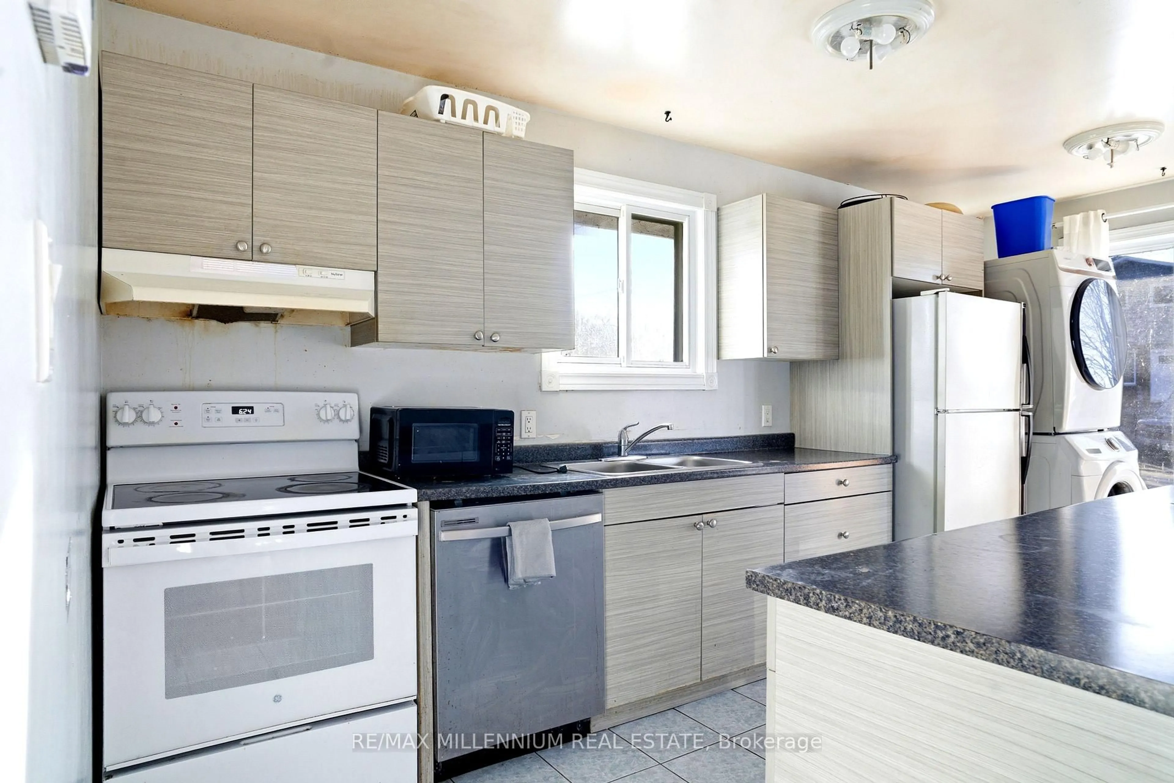 Standard kitchen, ceramic/tile floor for 8 PLUMTREE Pl, North Bay Ontario P1A 3Y6