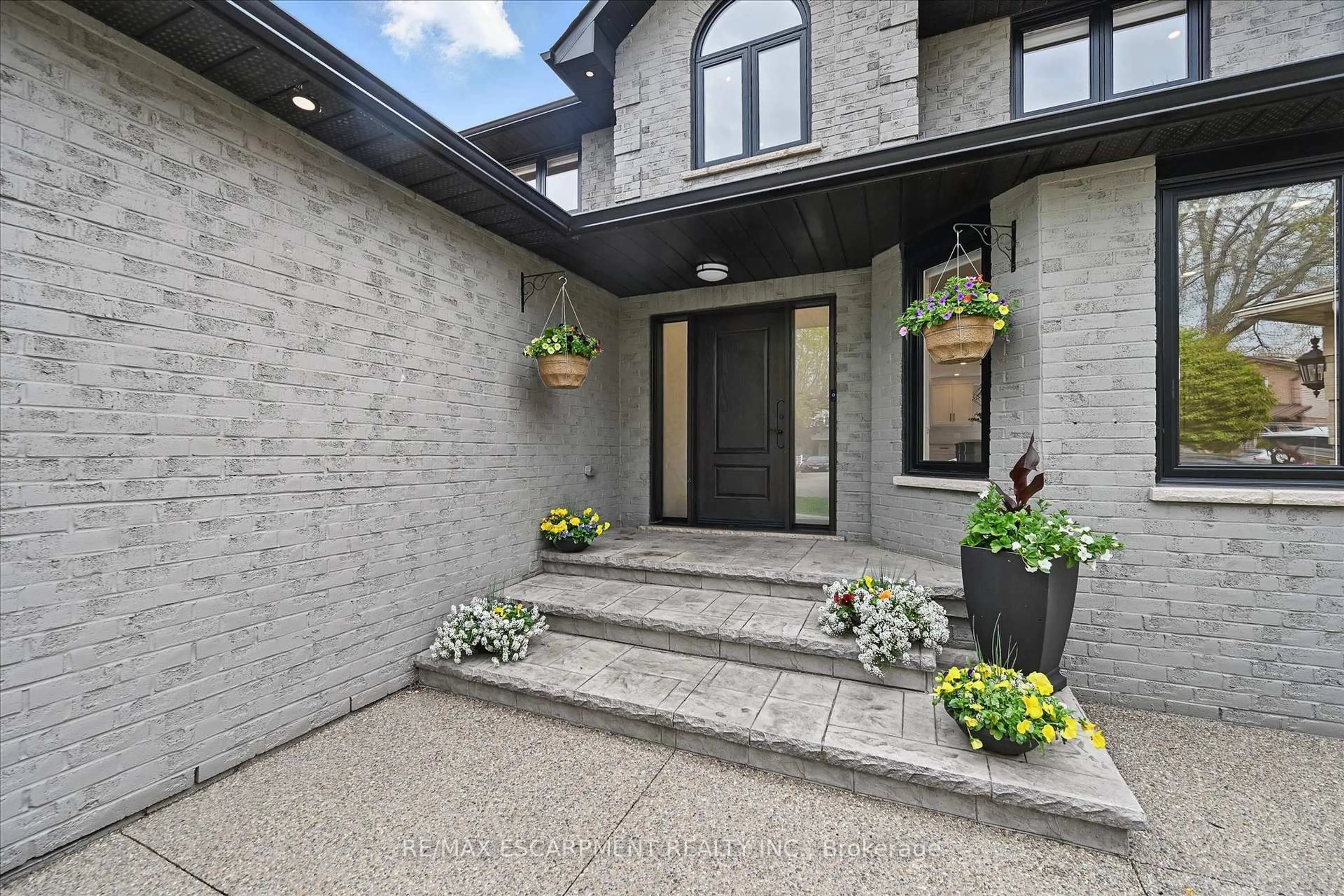 Home with brick exterior material, street for 7 Grandview Ave, Hamilton Ontario L8E 5A5