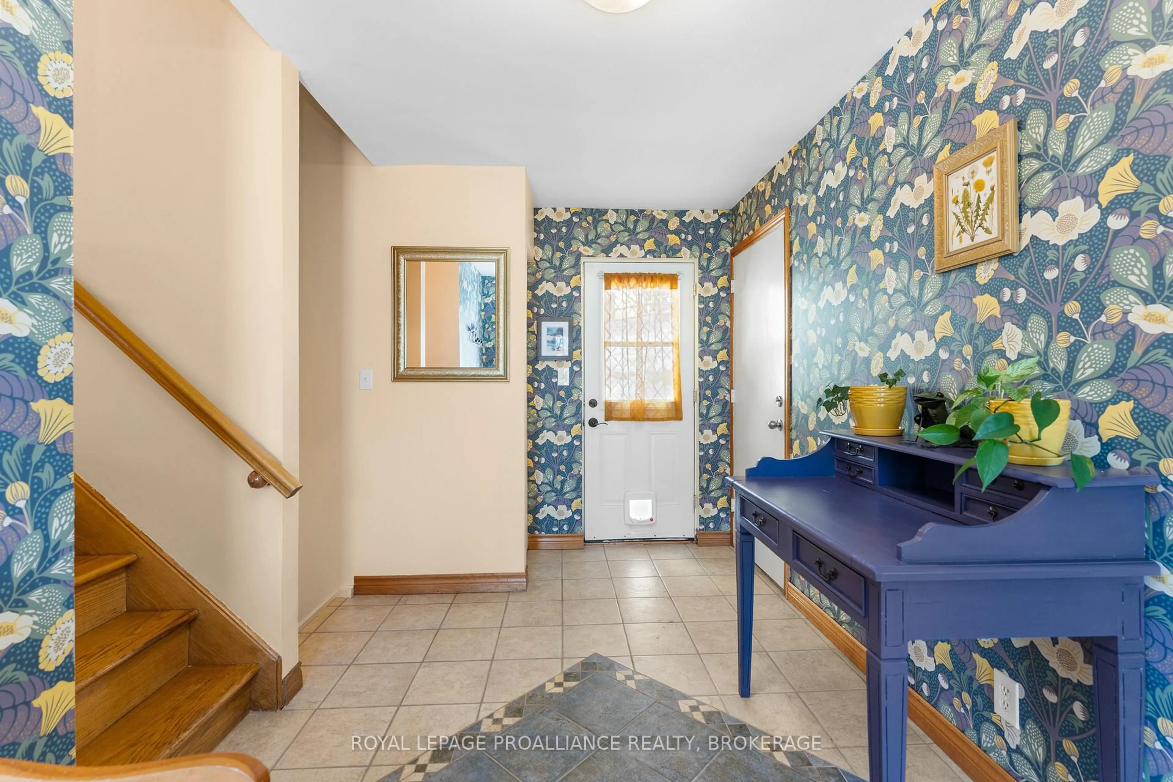 Indoor entryway for 812 Hillside Dr, Kingston Ontario K7M 5Y8