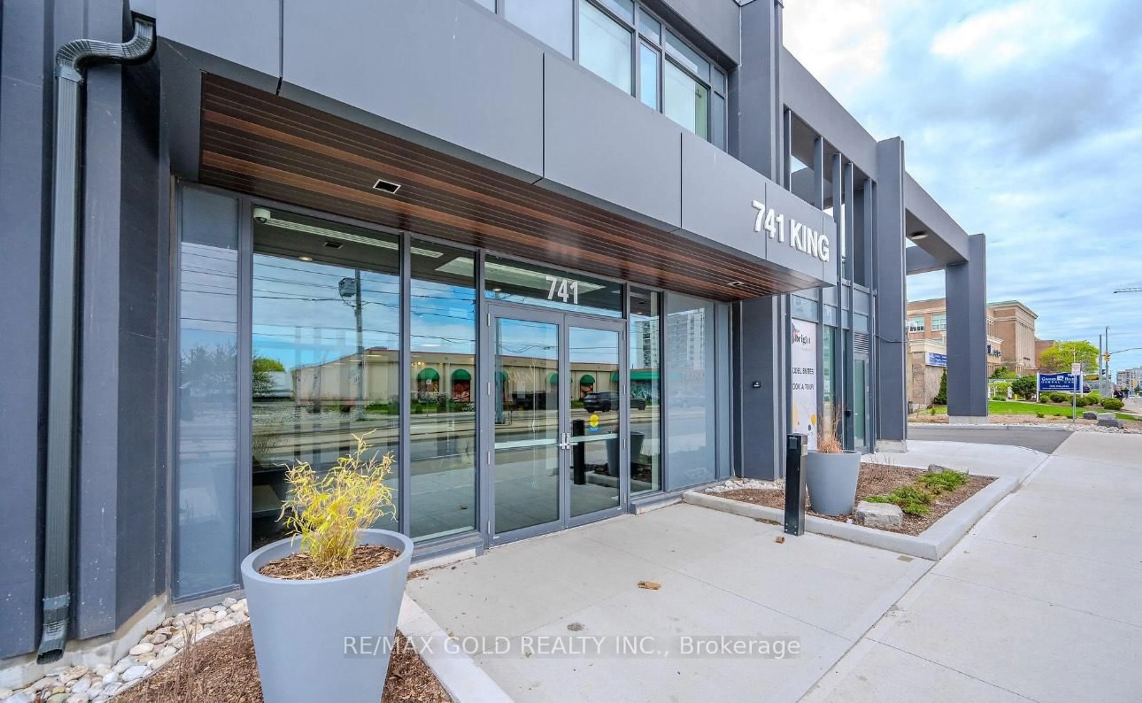 Indoor foyer for 741 King St #1302, Kitchener Ontario N2G 0E9