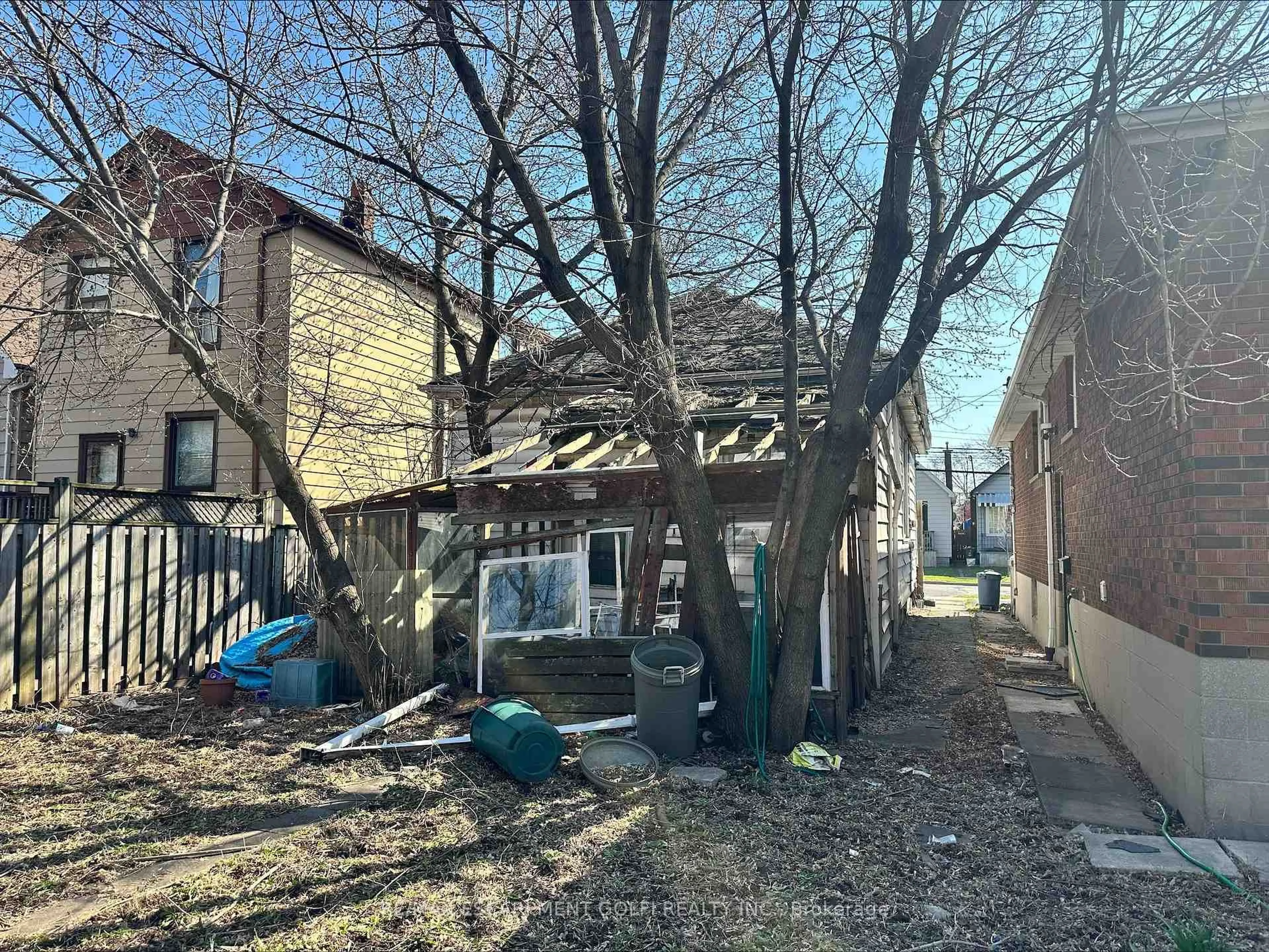 A pic from outside/outdoor area/front of a property/back of a property/a pic from drone, street for 19 Vansitmart Ave, Hamilton Ontario L8H 3A2