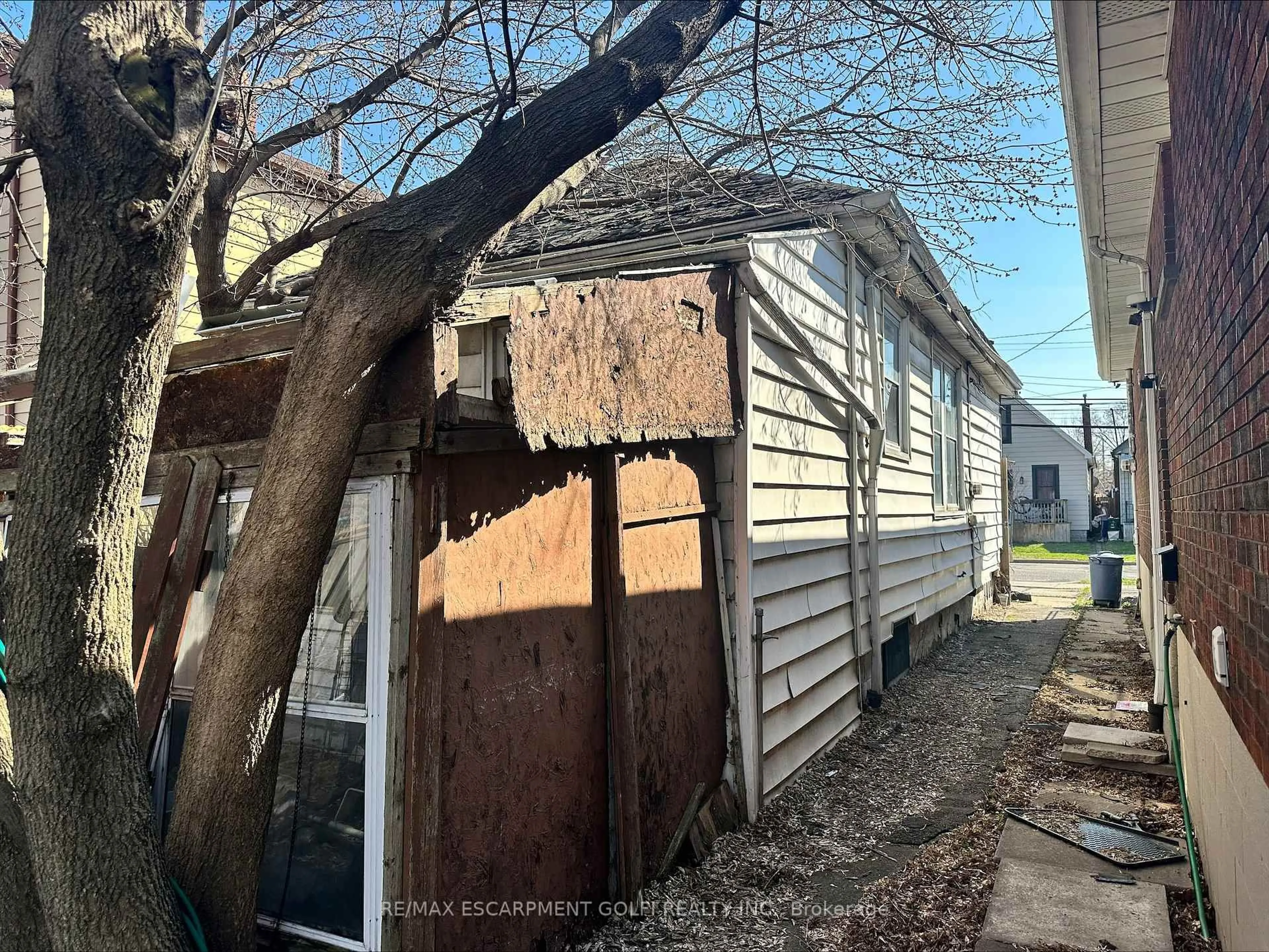 Shed for 19 Vansitmart Ave, Hamilton Ontario L8H 3A2