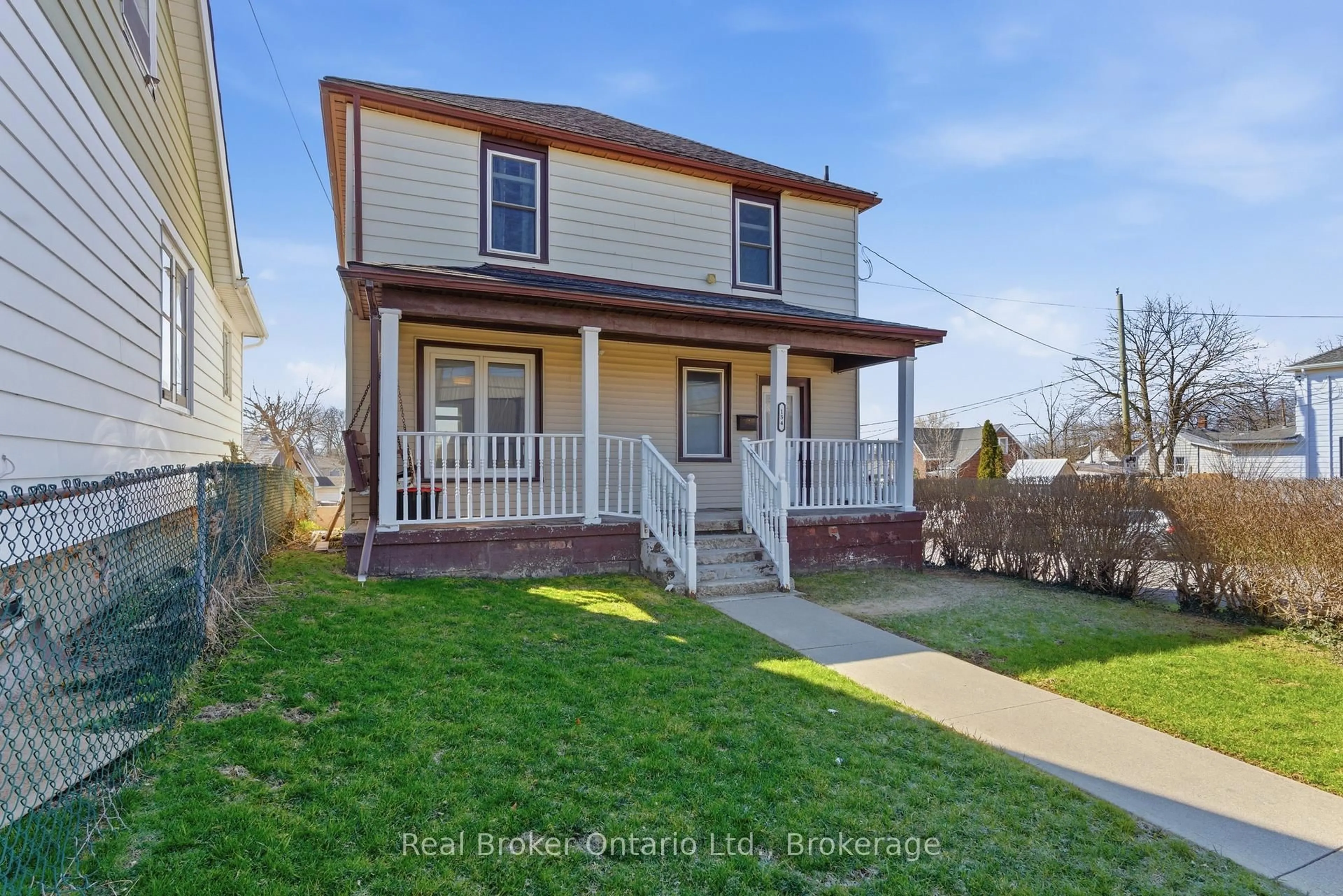 Home with vinyl exterior material, street for 154 Niagara Falls Rd, Thorold Ontario L2V 1H6