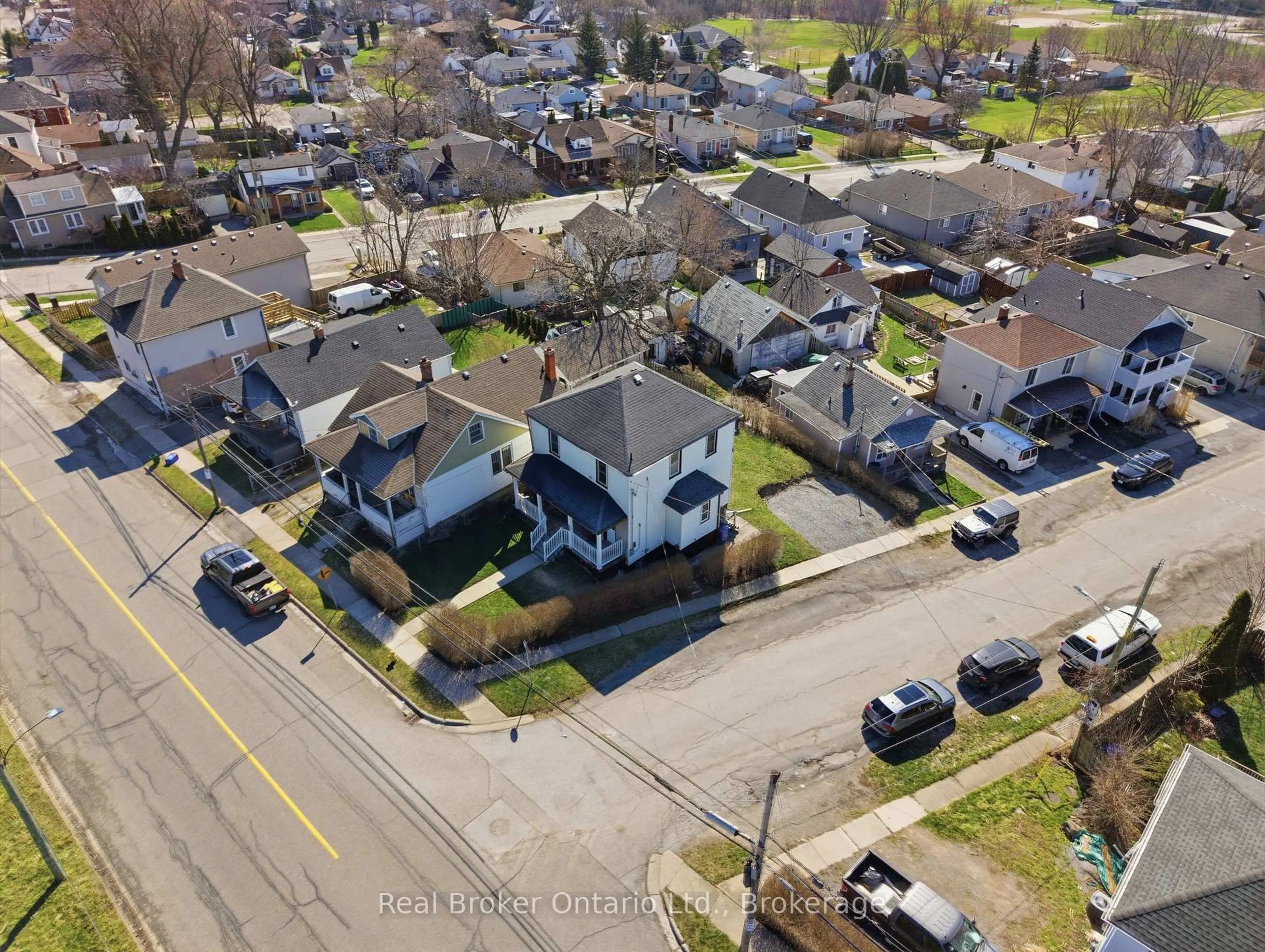 A pic from outside/outdoor area/front of a property/back of a property/a pic from drone, street for 154 Niagara Falls Rd, Thorold Ontario L2V 1H6