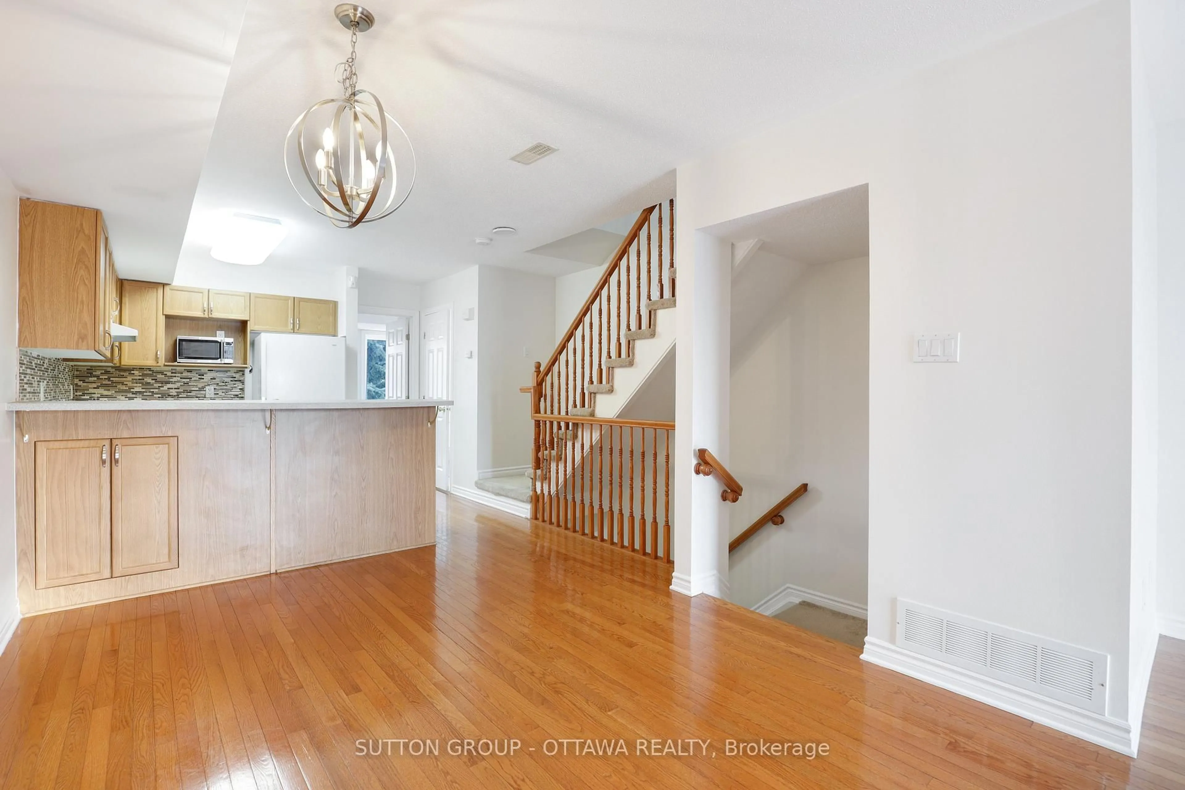 Indoor entryway for 115 Tall Pines Private, Ottawa Ontario K2H 1H1