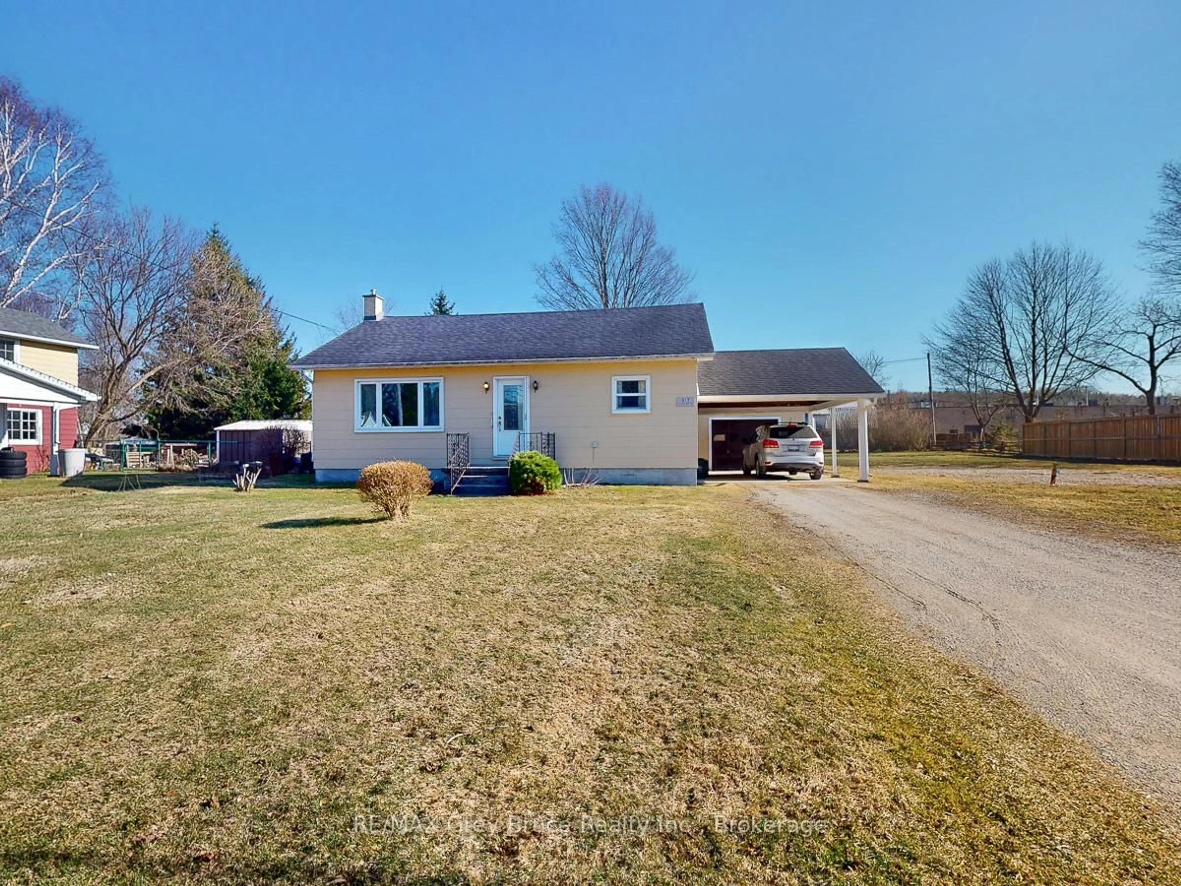 A pic from outside/outdoor area/front of a property/back of a property/a pic from drone, street for 817 11th St, Owen Sound Ontario N4K 3T4