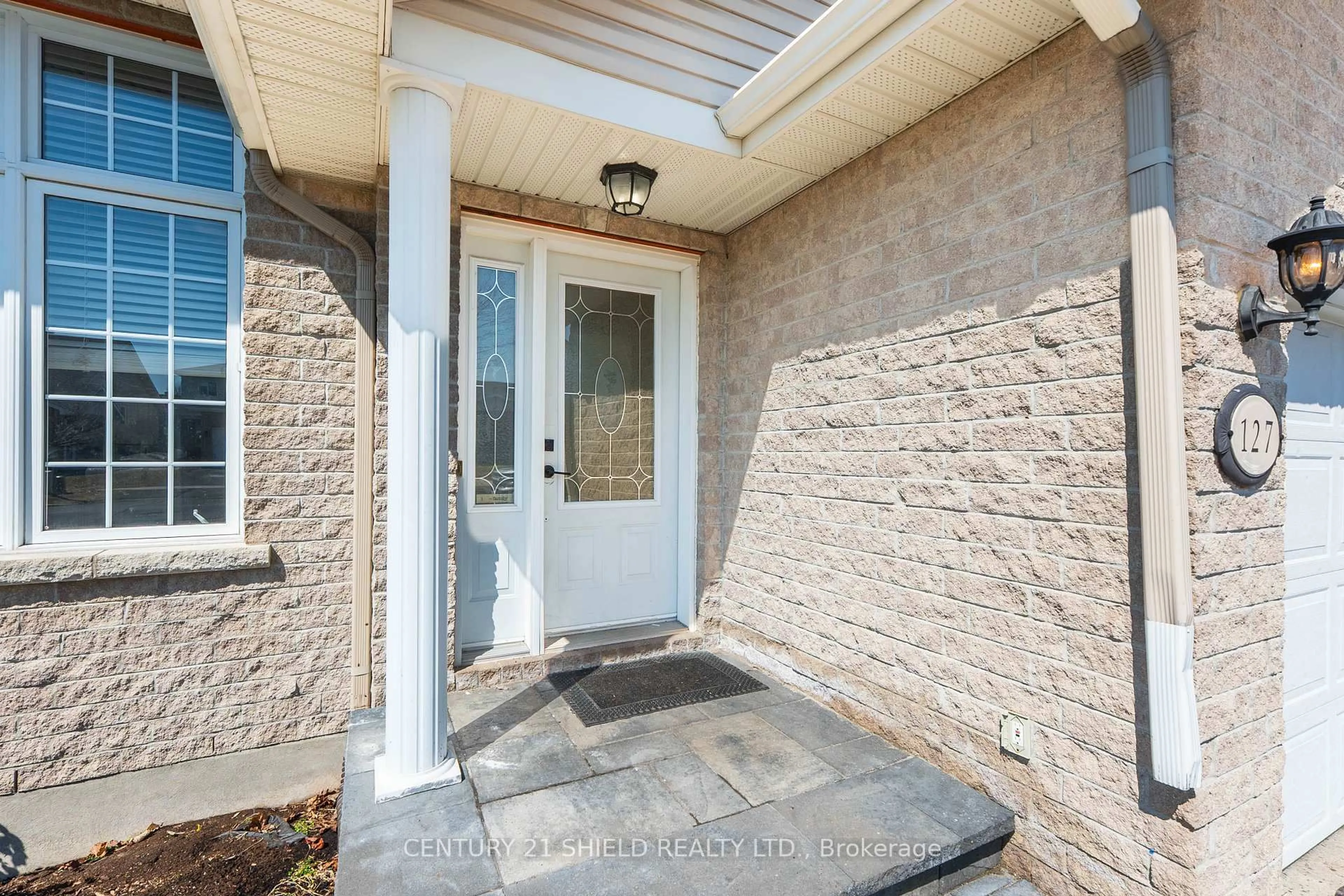 Indoor entryway for 127 Hemlock Cres, Cornwall Ontario K6H 7L7