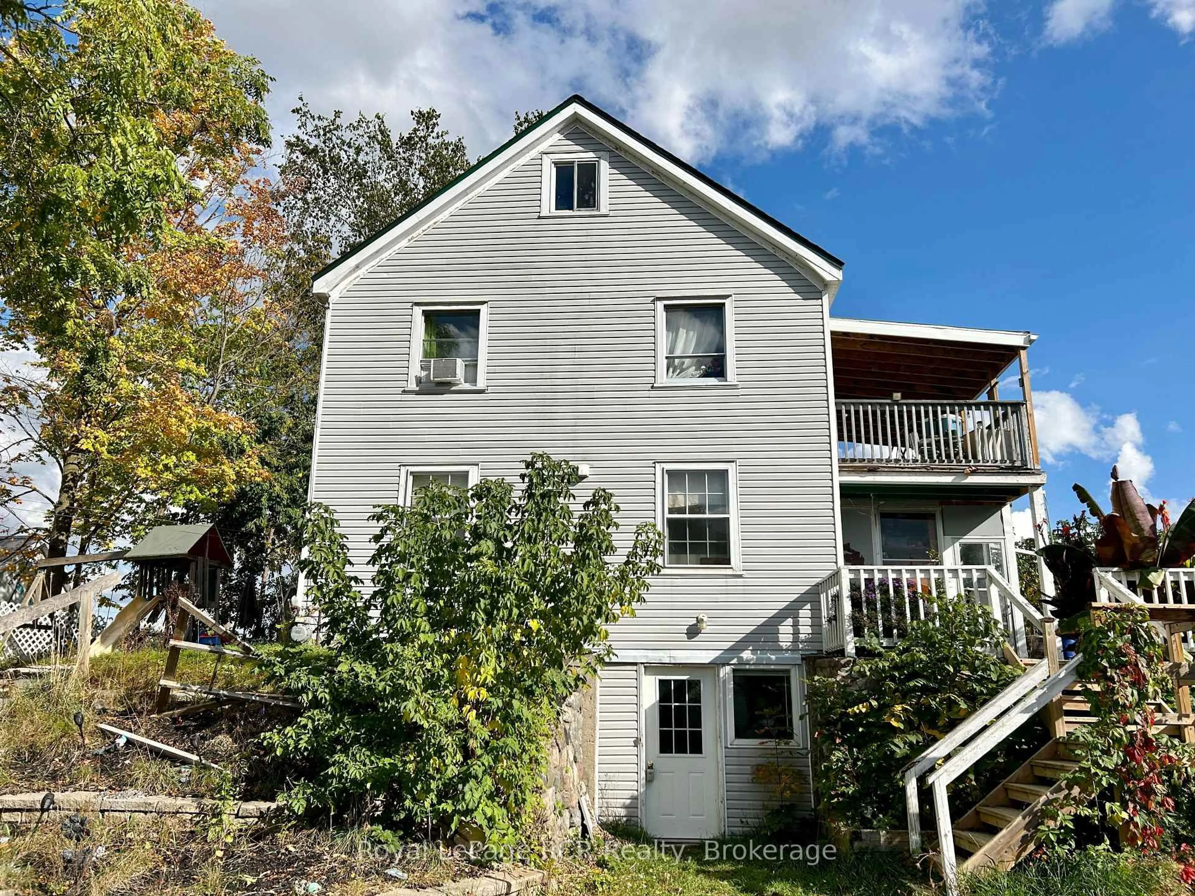 Home with vinyl exterior material, building for 307 Prince (Lane) St, Brockton Ontario N0G 2V0