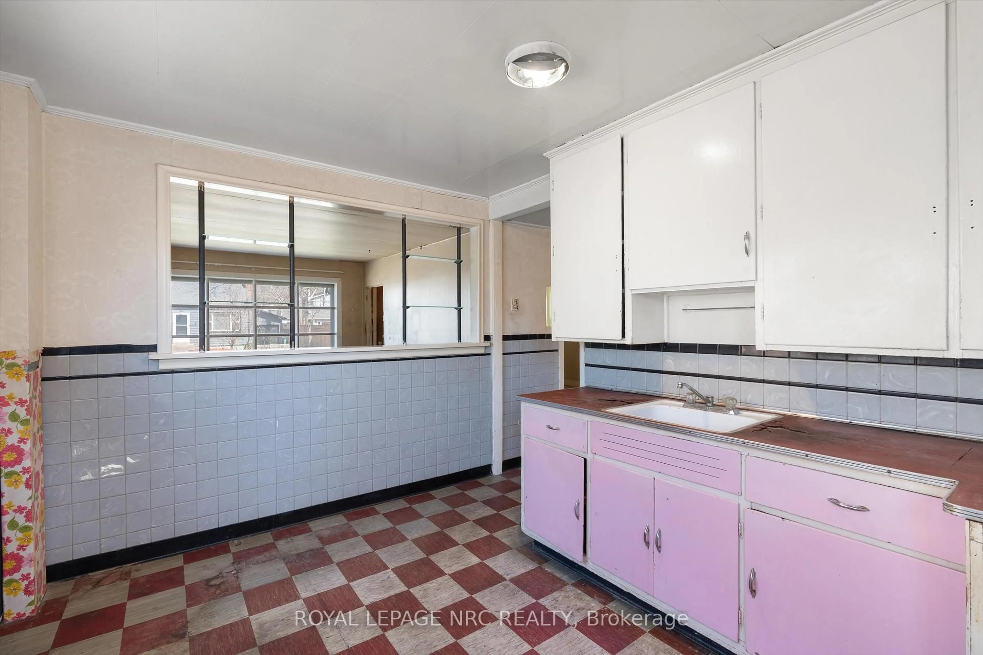 Standard kitchen, unknown for 8 Byron Pl, St. Catharines Ontario L2R 1M2