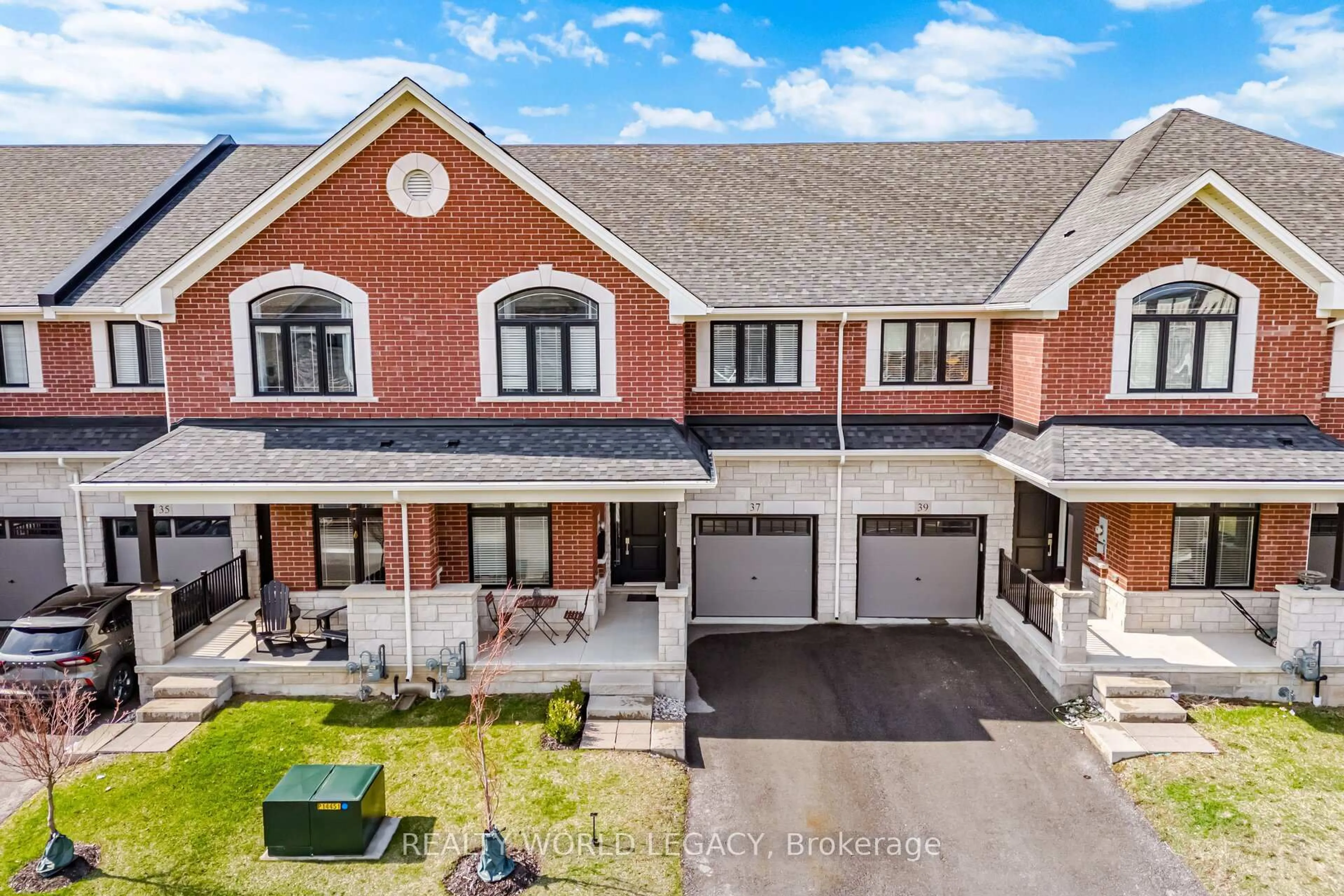 A pic from outside/outdoor area/front of a property/back of a property/a pic from drone, street for 37 Westfield Cres, Hamilton Ontario L8B 1Y1