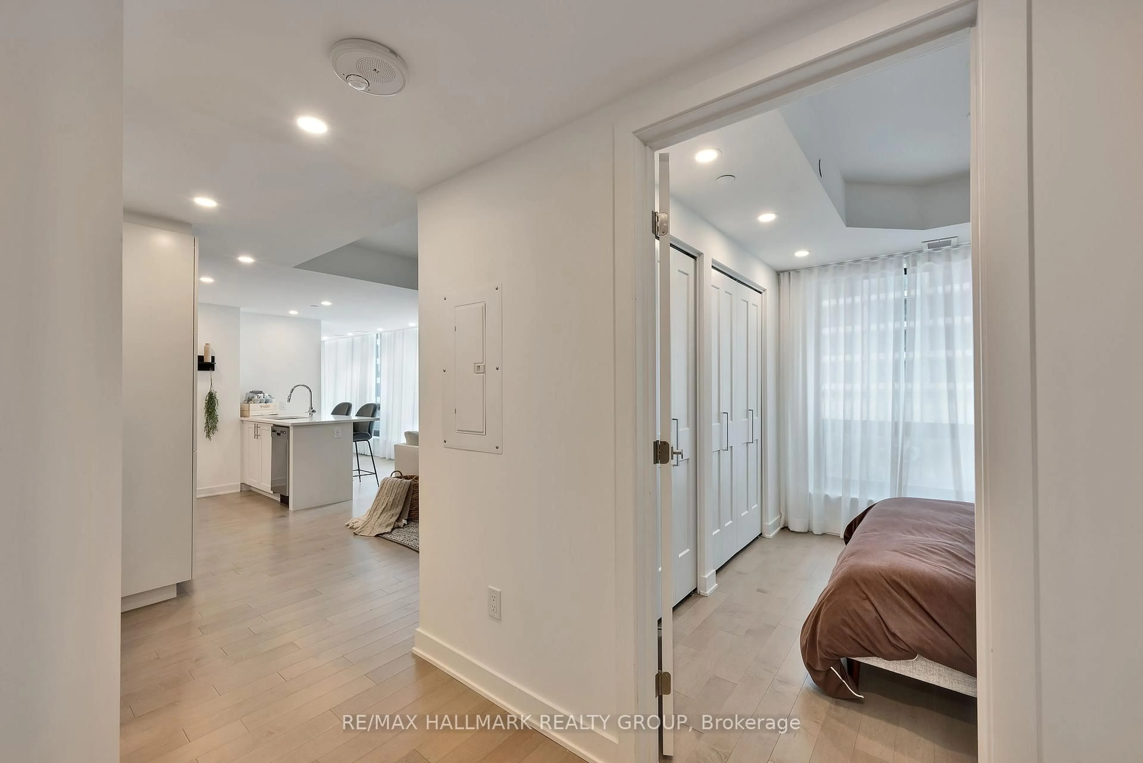 Indoor entryway for 340 Queen St #1406, Ottawa Ontario K1R 0G1