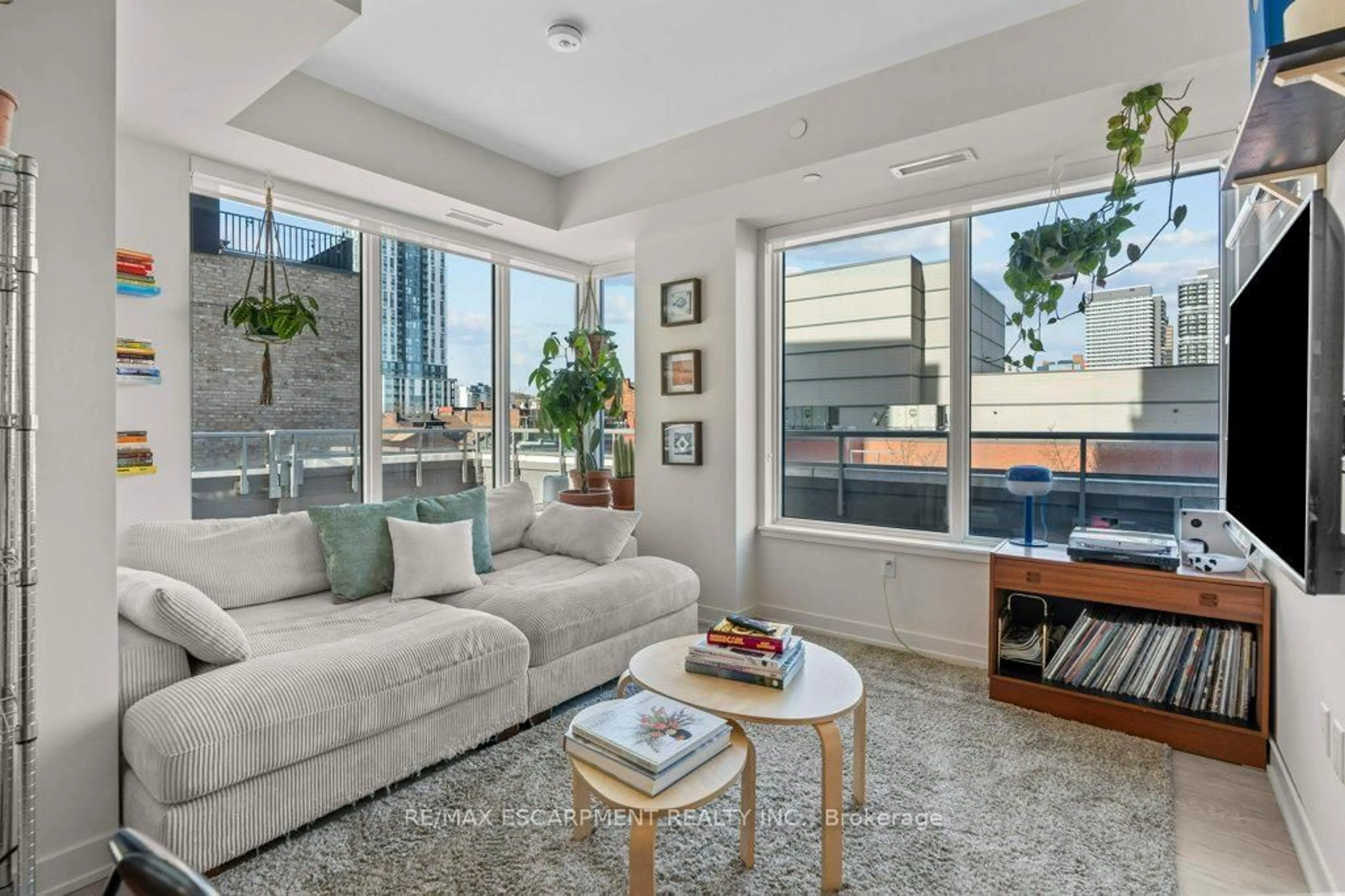 Living room with furniture, unknown for 212 KING WILLIAM St #415, Hamilton Ontario L8N 1B5