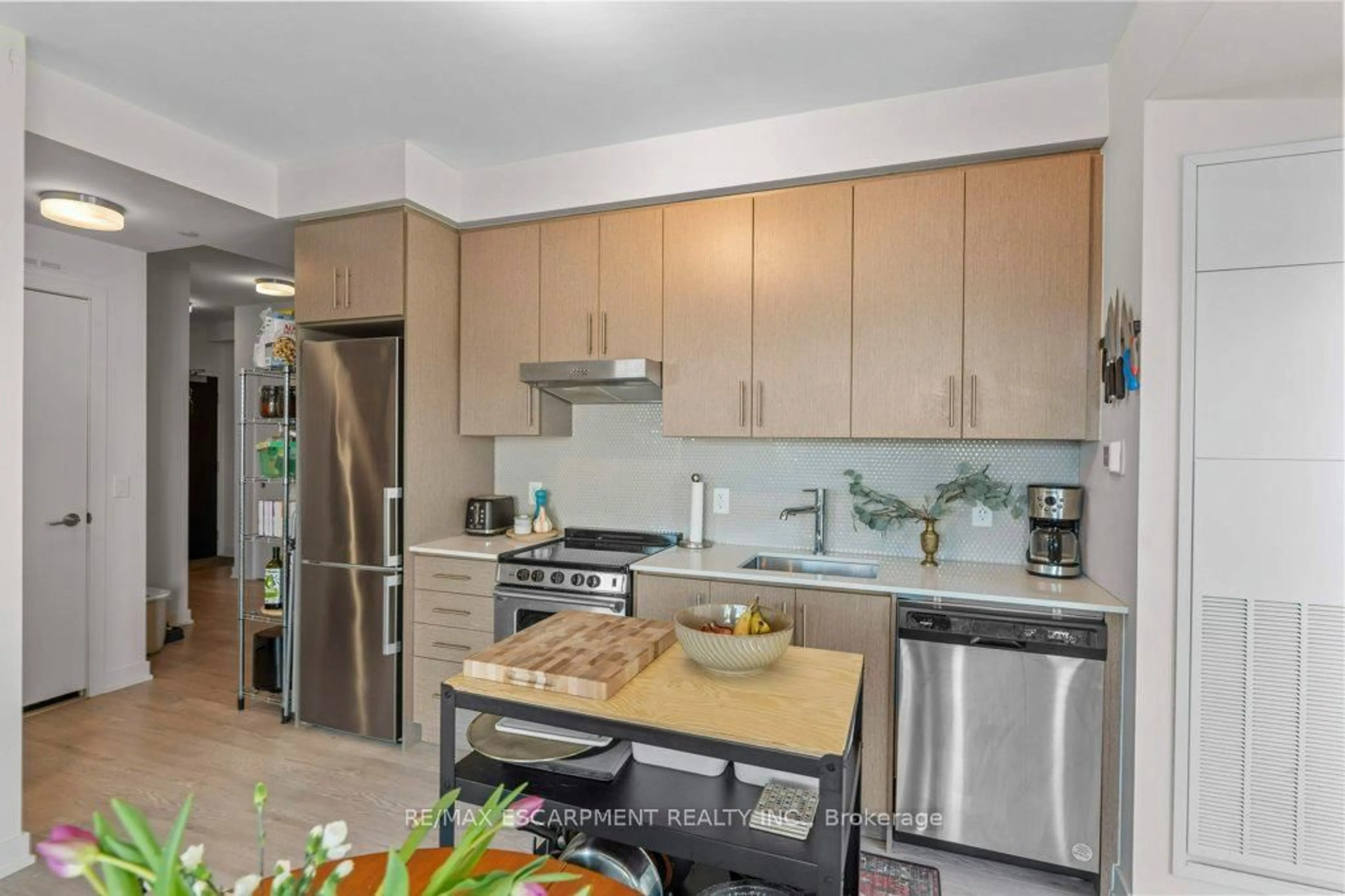 Standard kitchen, ceramic/tile floor for 212 KING WILLIAM St #415, Hamilton Ontario L8N 1B5