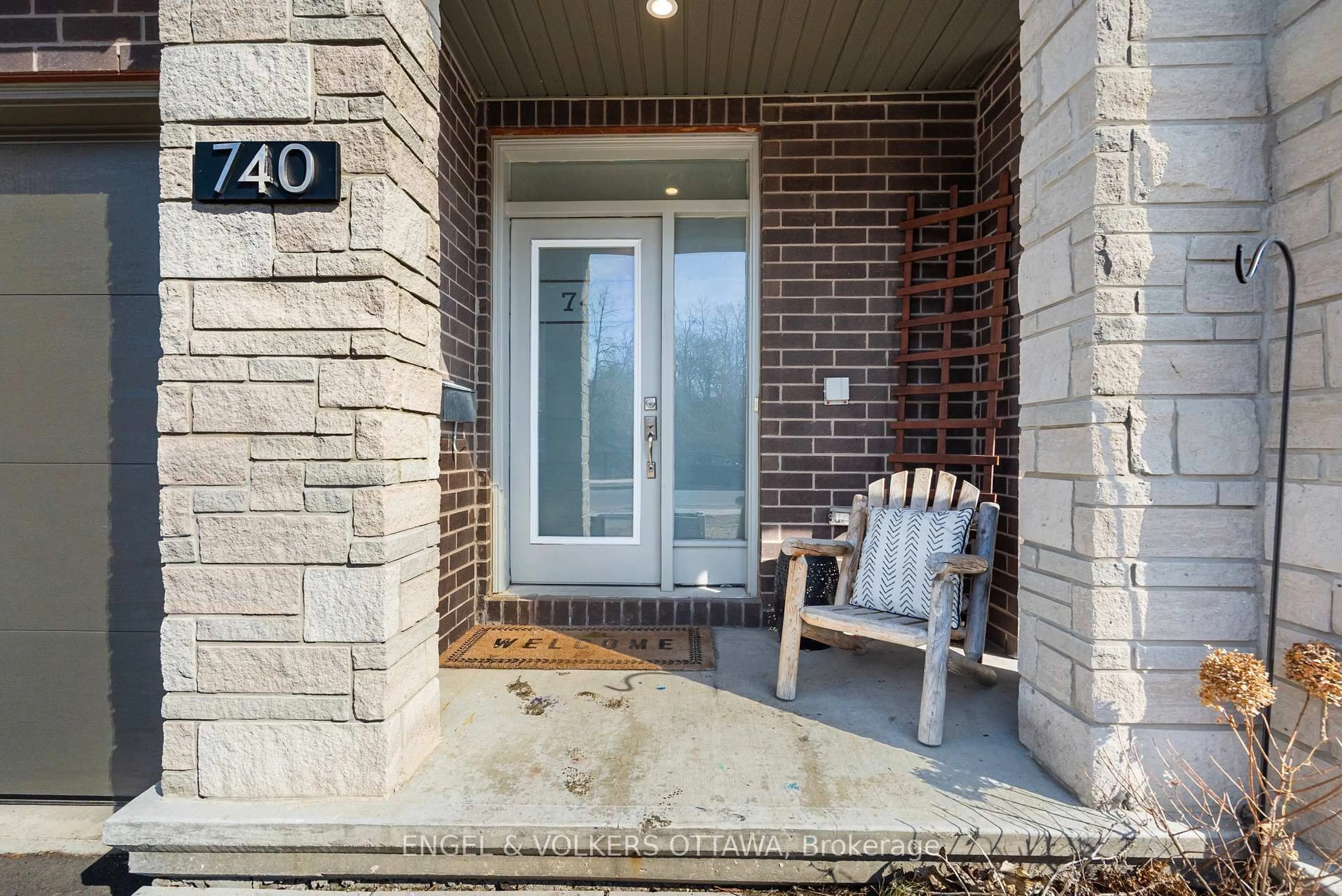 Indoor entryway for 740 MIIKANA Rd, Ottawa Ontario K1X 0H6