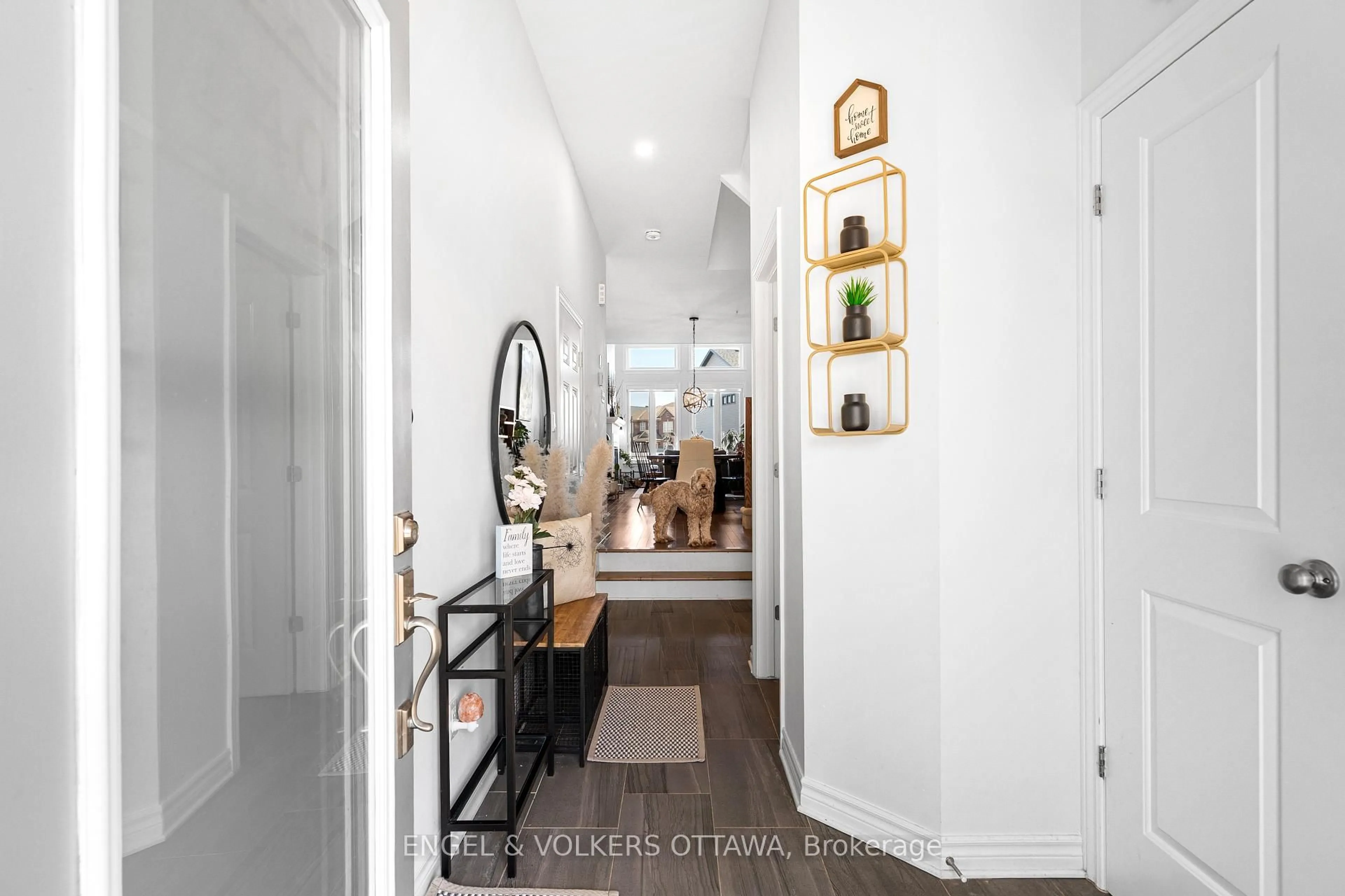 Indoor entryway for 740 MIIKANA Rd, Ottawa Ontario K1X 0H6