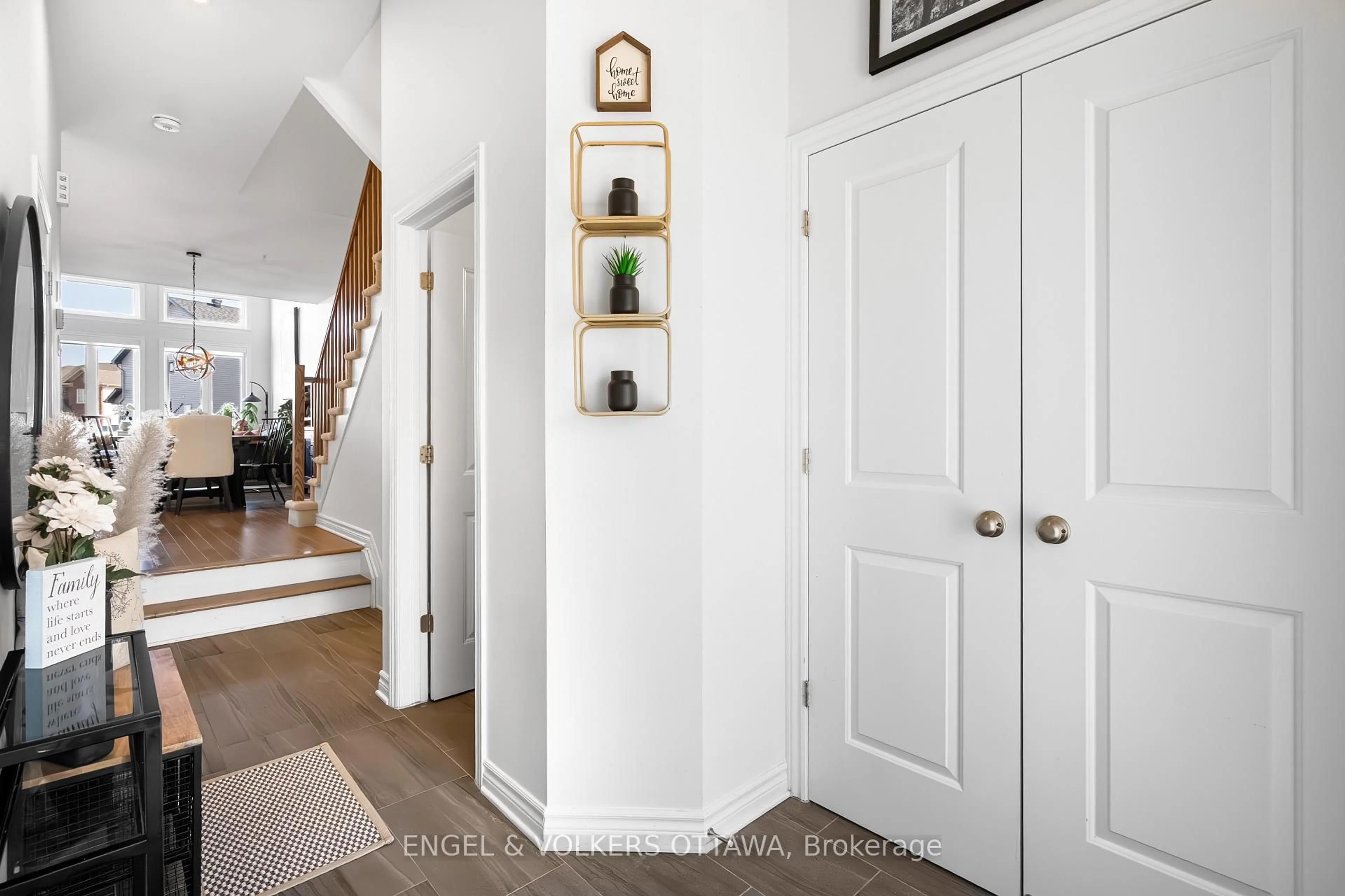 Indoor entryway for 740 MIIKANA Rd, Ottawa Ontario K1X 0H6