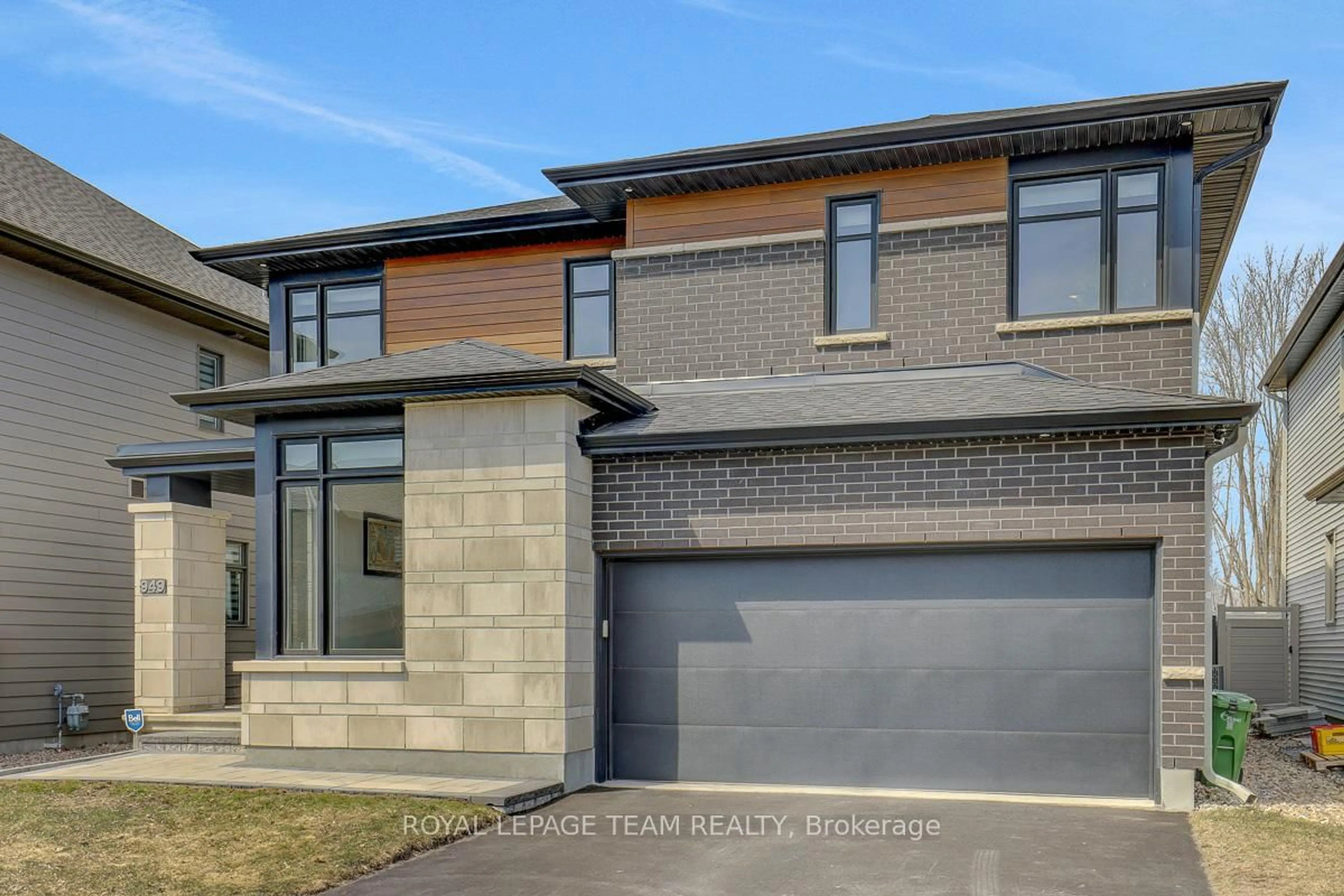 Home with brick exterior material, street for 949 Atrium Rdge, Manotick Ontario K4M 0P3