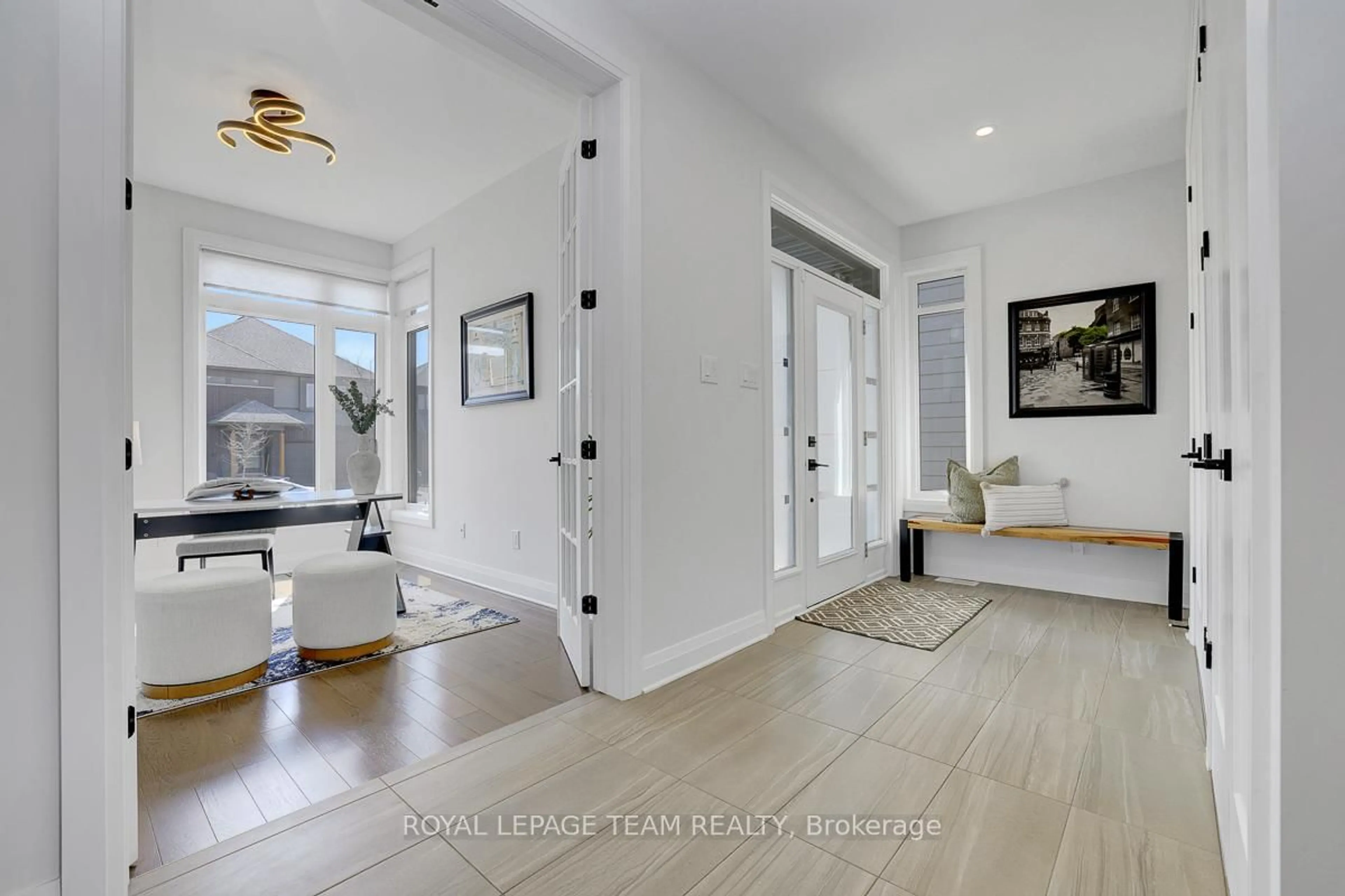 Indoor entryway for 949 Atrium Rdge, Manotick Ontario K4M 0P3