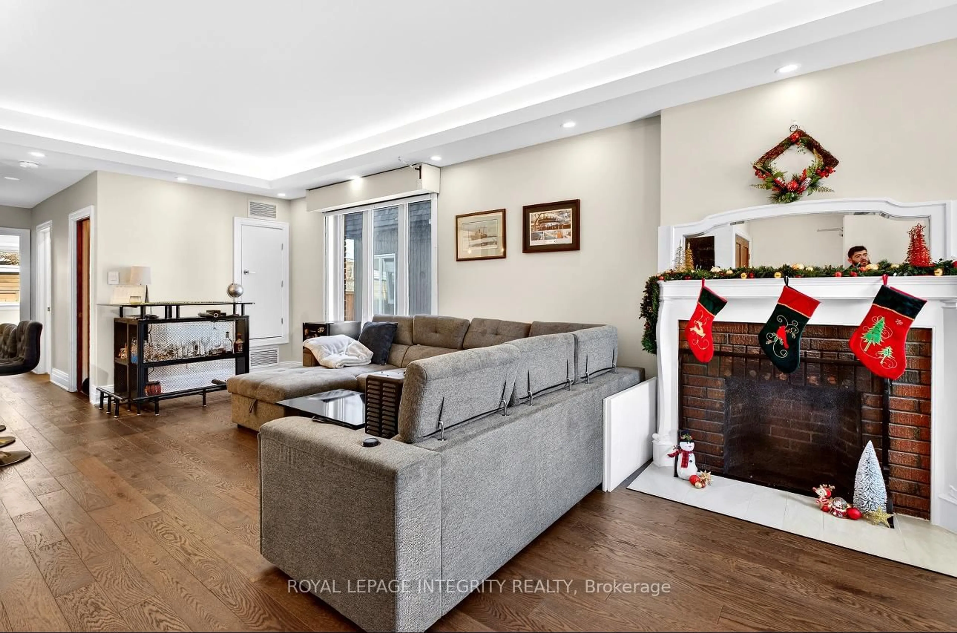 Living room with furniture, unknown for 73 Renfrew Ave, Ottawa Ontario K1S 1Z4