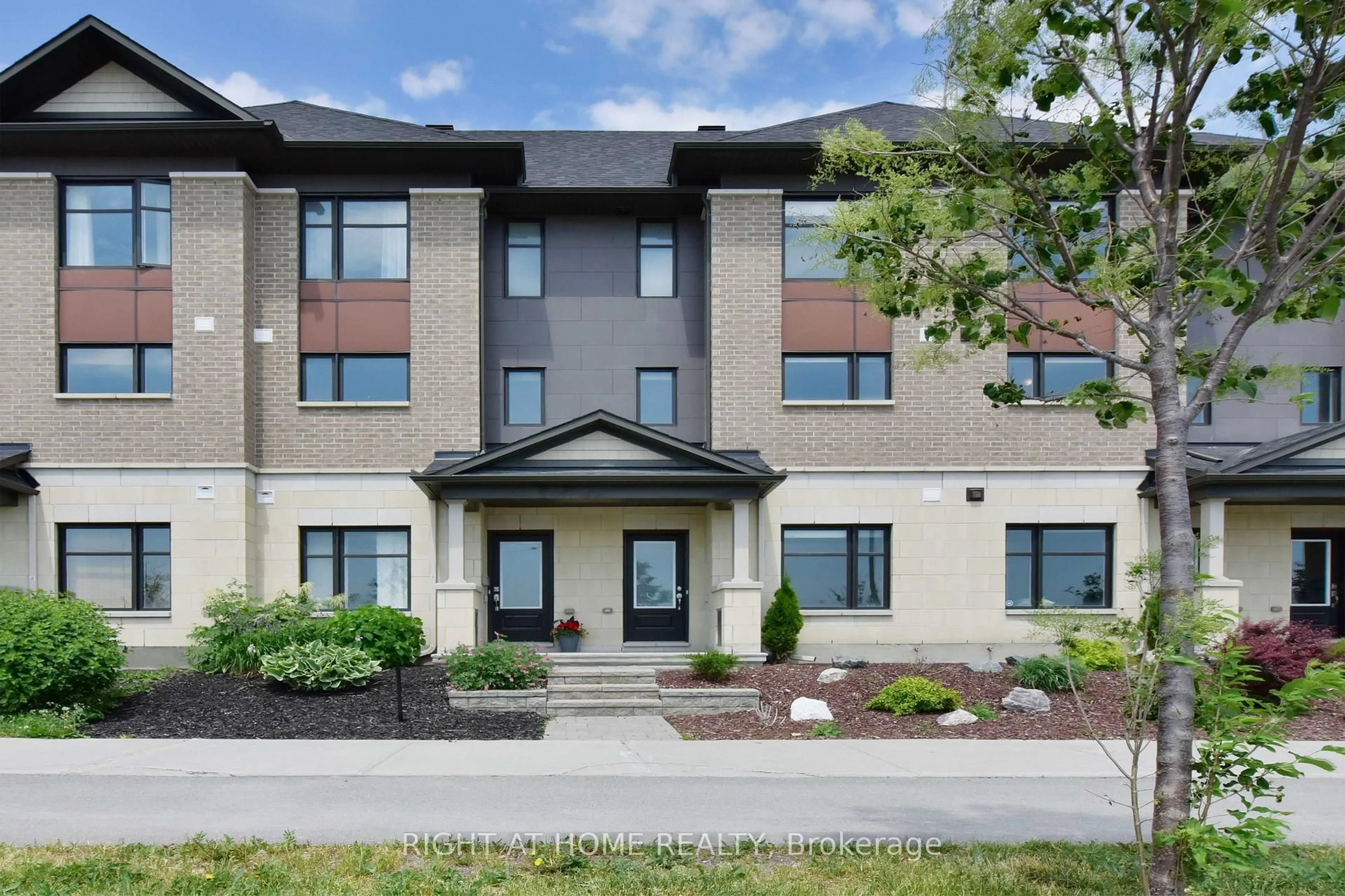 Home with brick exterior material, building for 520 SILVERTIP Lane, Ottawa Ontario K2T 0H7