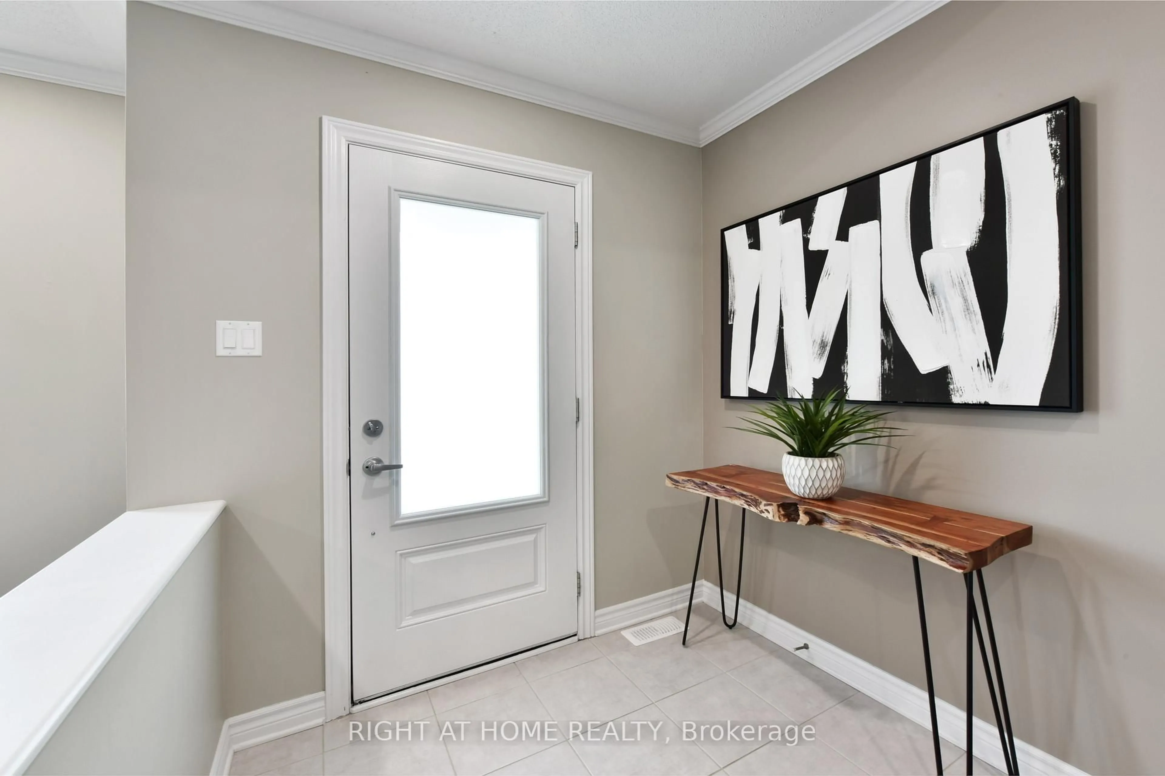 Indoor entryway for 520 SILVERTIP Lane, Ottawa Ontario K2T 0H7