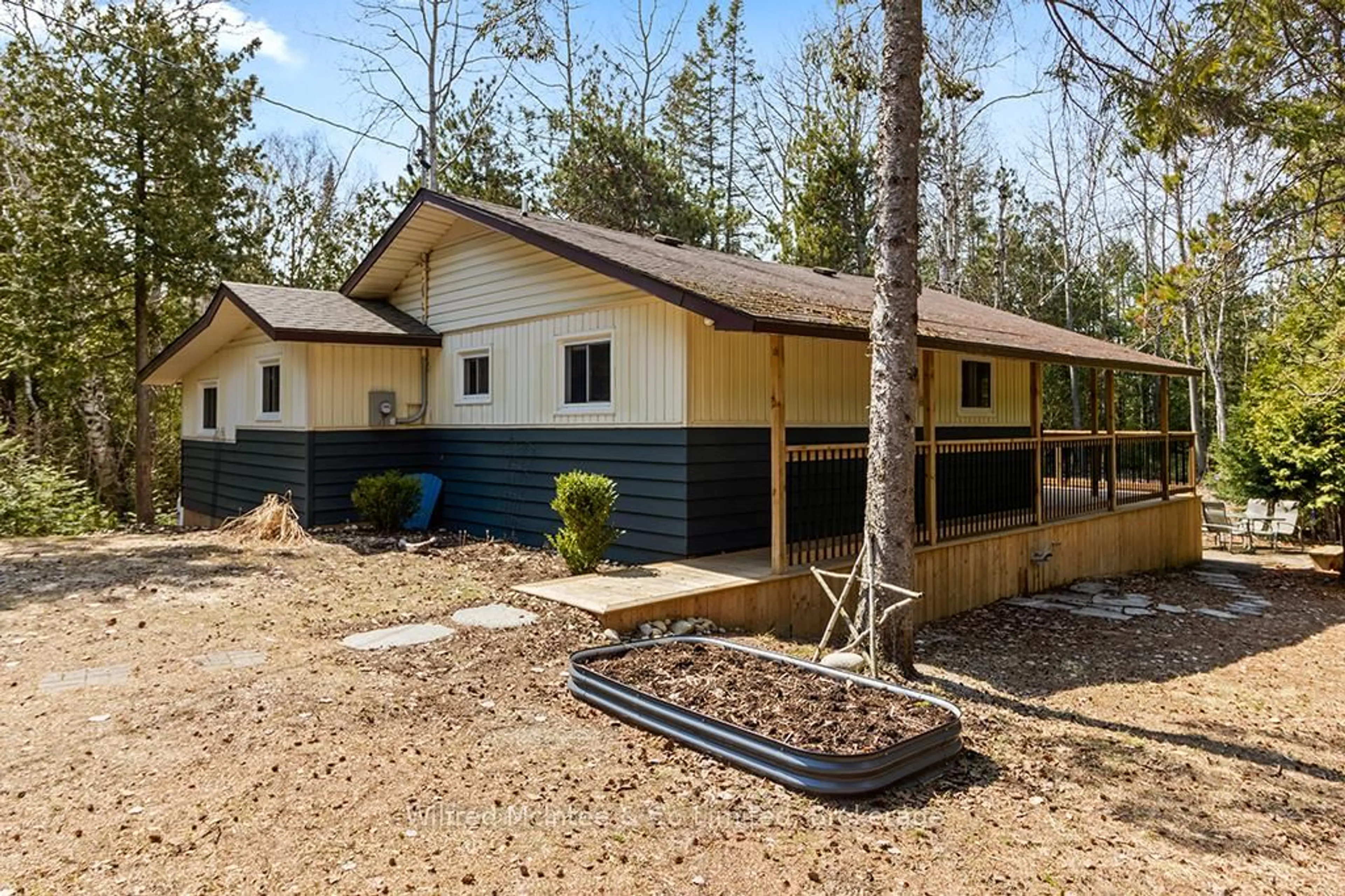 Home with vinyl exterior material, unknown for 55 Thompson Ave, Native Leased Lands Ontario N0H 2G0