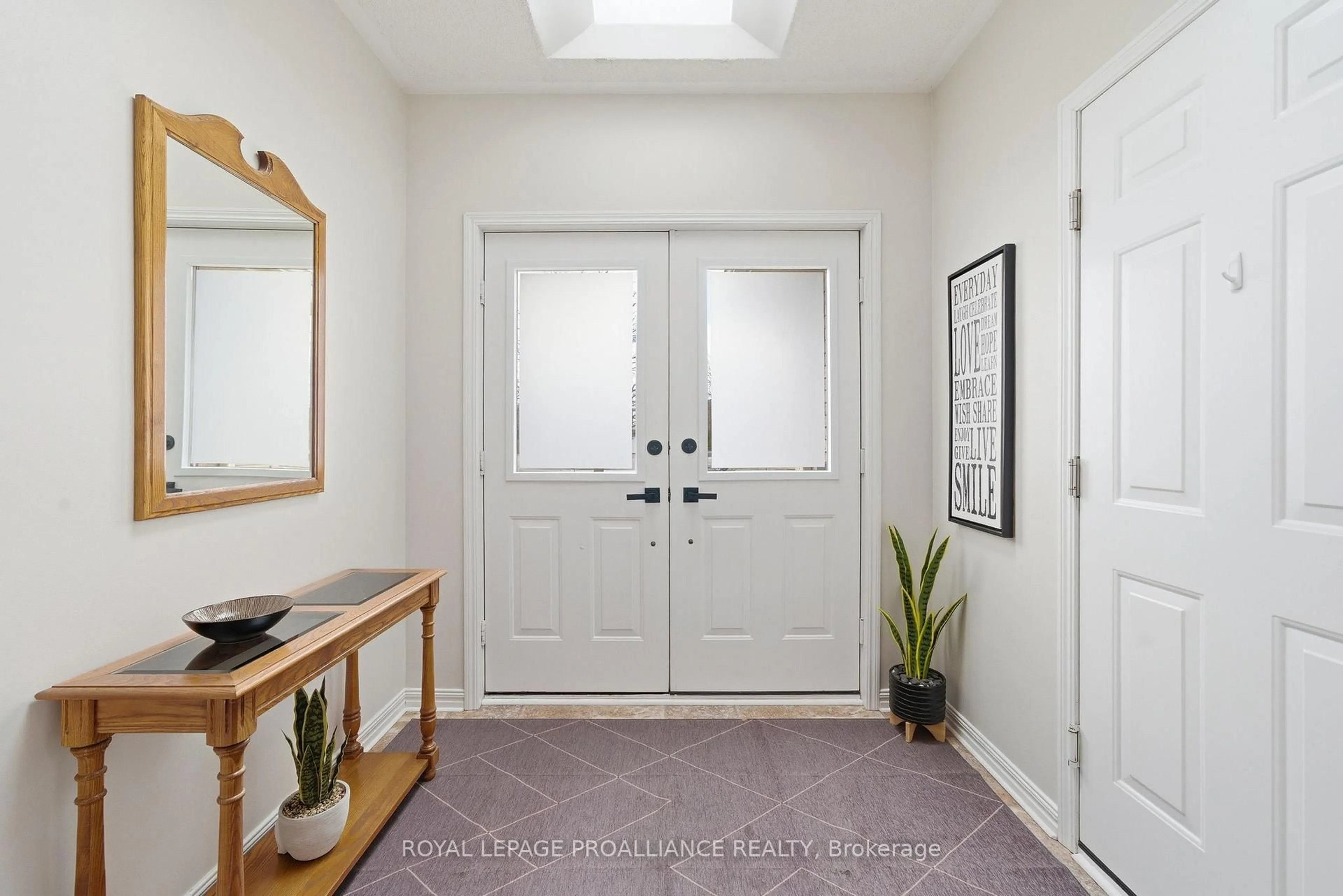 Indoor entryway for 6 Thompson Crt, Belleville Ontario K8P 5C3